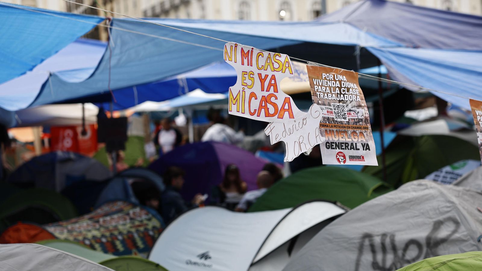 Protesta per la vivenda a la Puerta del Sol de Madrid, on centenars de persones continuen acampades este dimecres