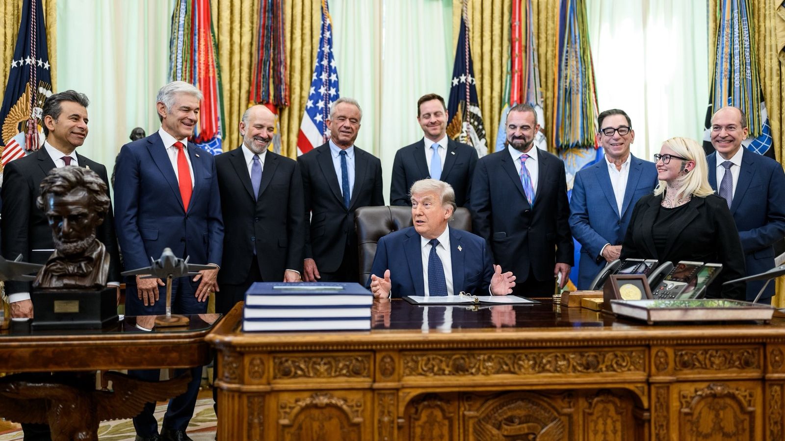 Donald Trump al costat dels negociadors dels EUA, Israel i el Líban, a la Casa Blanca, este dijous