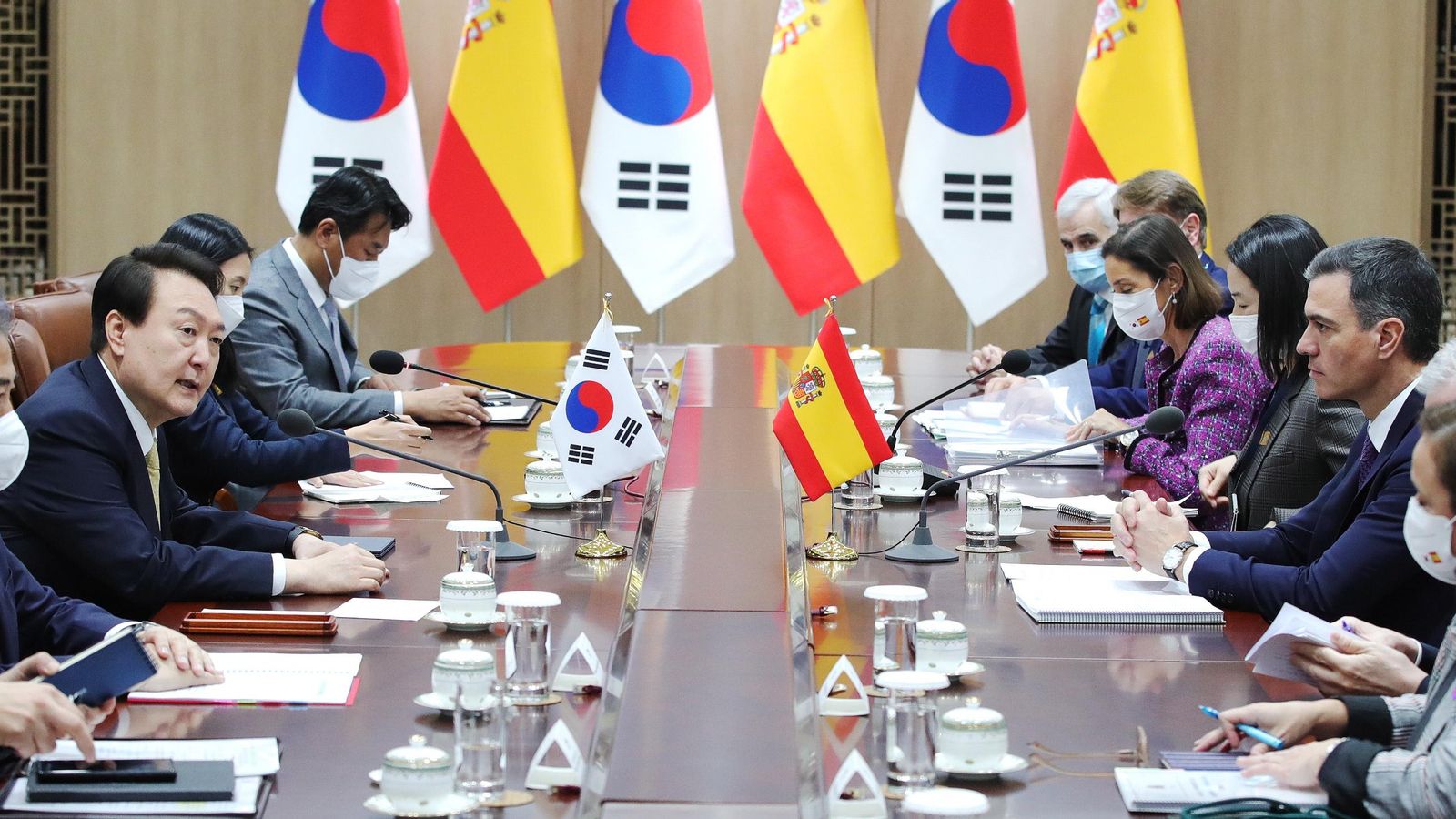 El president de Corea del Sud, Yoon Suk-yeol conversa amb Pedro Sánchez, en l'oficina presidencial a Seül