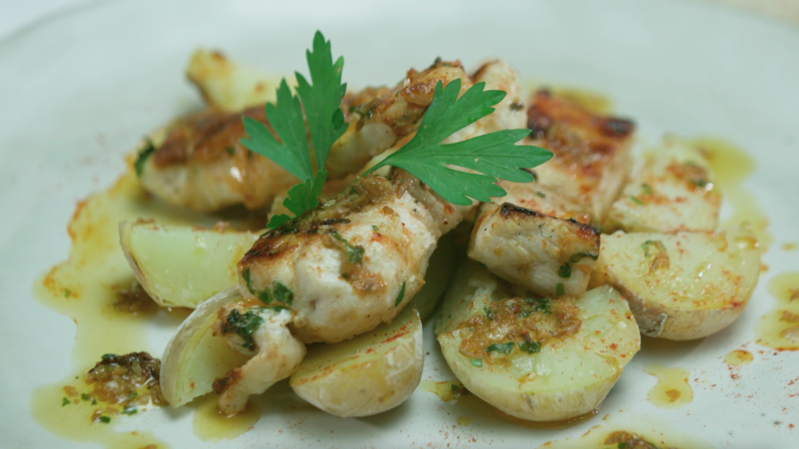 Cocodril amb "papas arrugás" i "mojo picón"