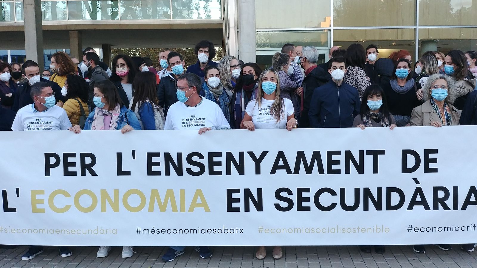Protesta del professorat d'educació secundària d'Economia al campus de Tarongers de la Universitat de València