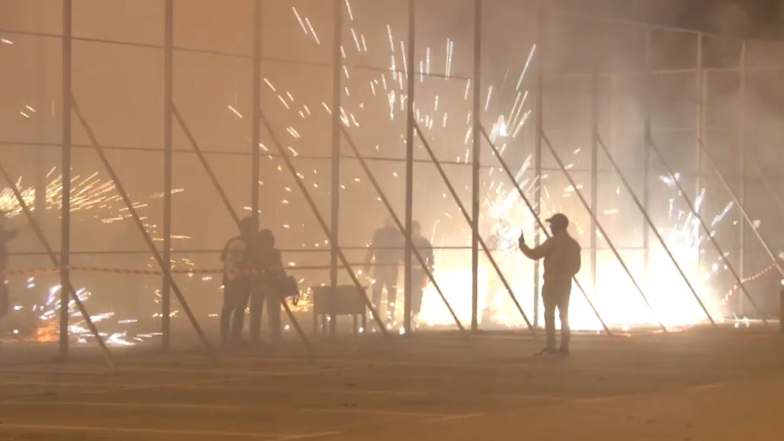 El recinte en què s'han disparat milers de coets en la Nit de l'Albà d'este dimarts