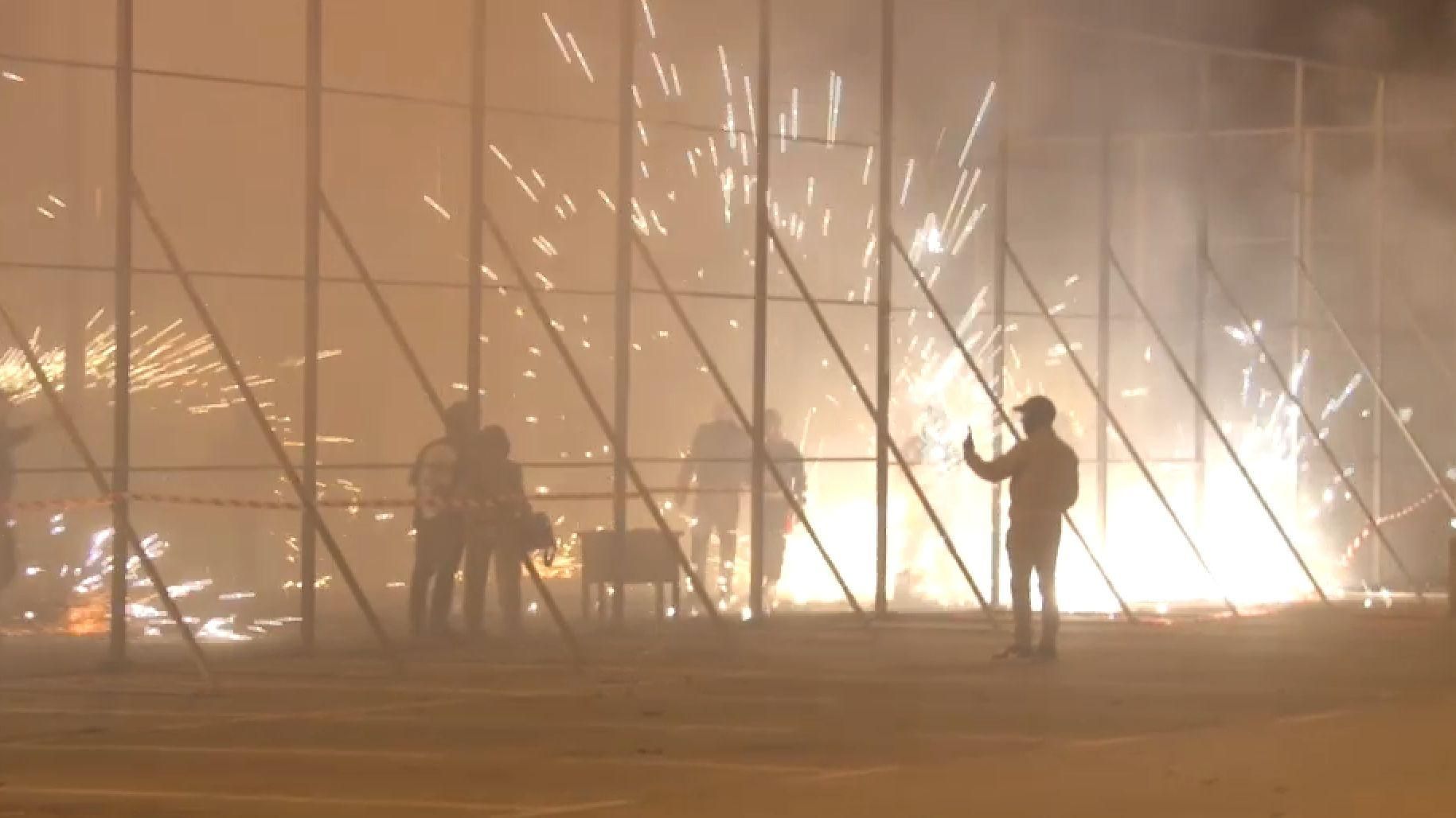 El recinte en què s'han disparat milers de coets en la Nit de l'Albà d'este dimarts El recinte en què s'han disparat milers de coets en la Nit de l'Albà d'este dimarts