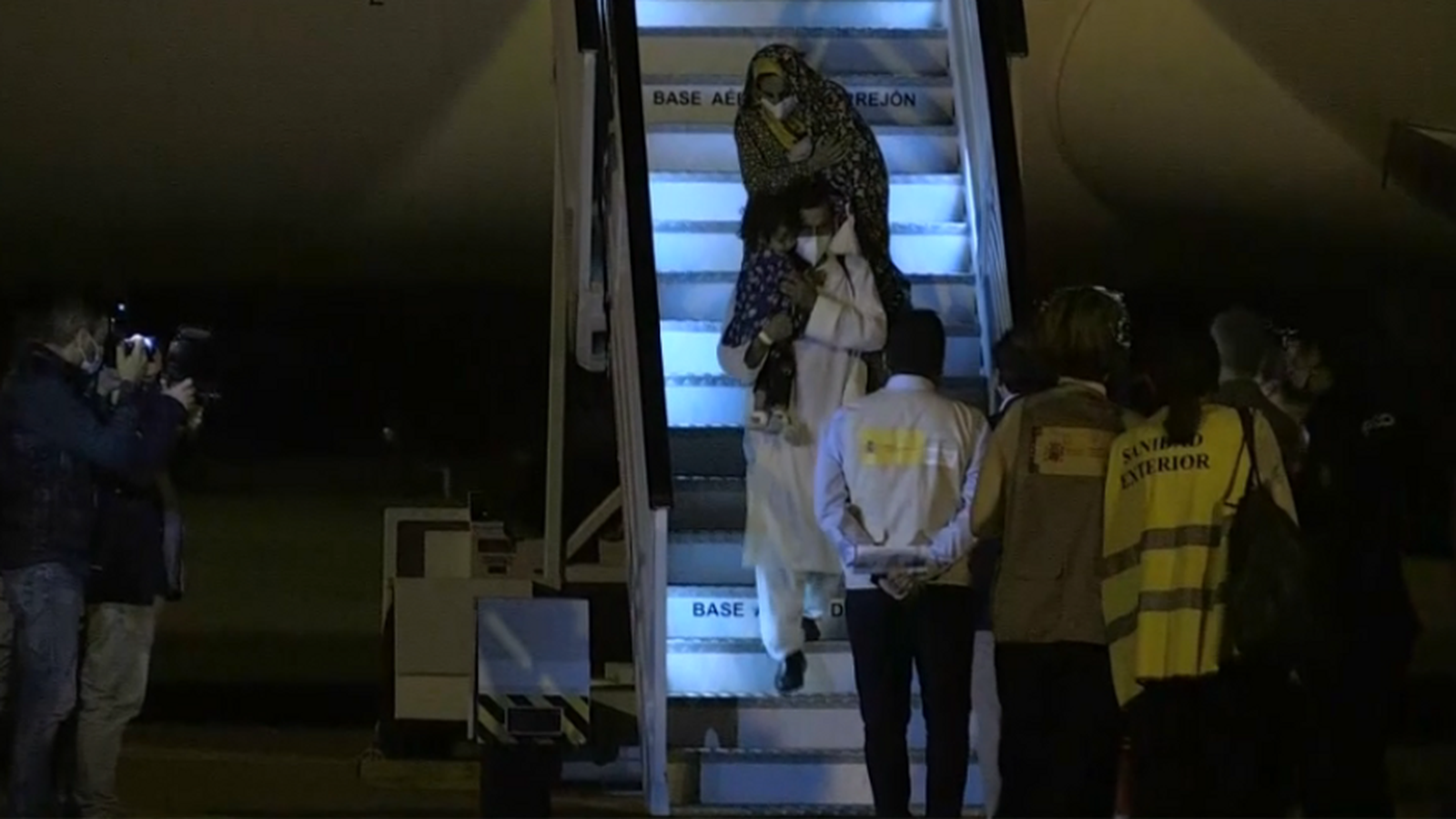 Moment de la baixada del avió dels afganesos que han arribat en aquesta segona fase.png