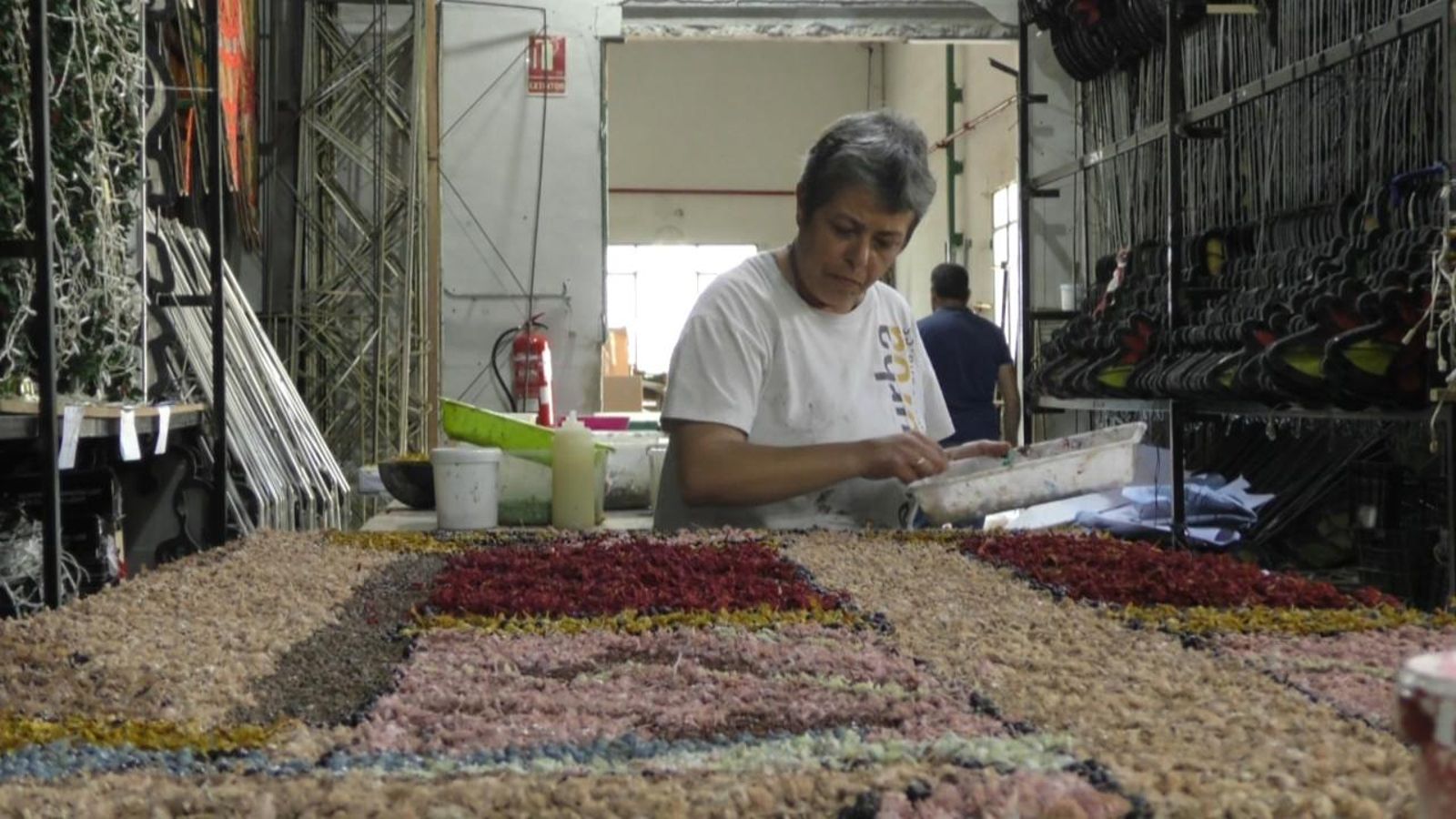 Preparatius del tapís floral de la Mare de Déu dels Desemparats
