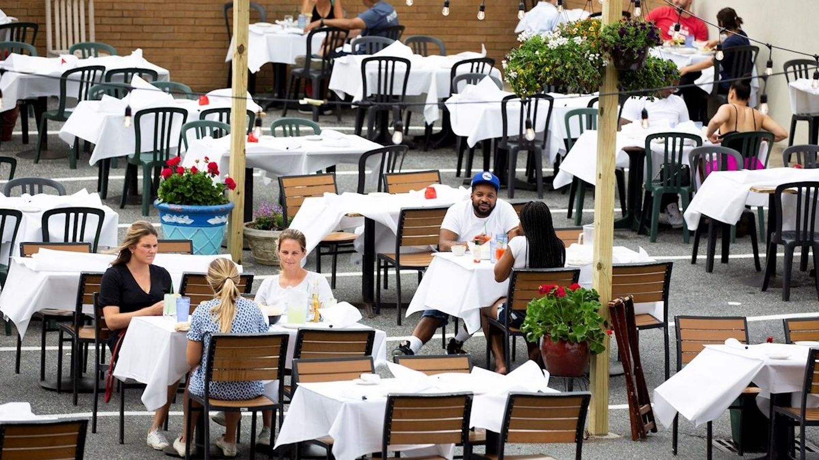 Gent sopant en un restaurant a l'aire lliure a Washington DC