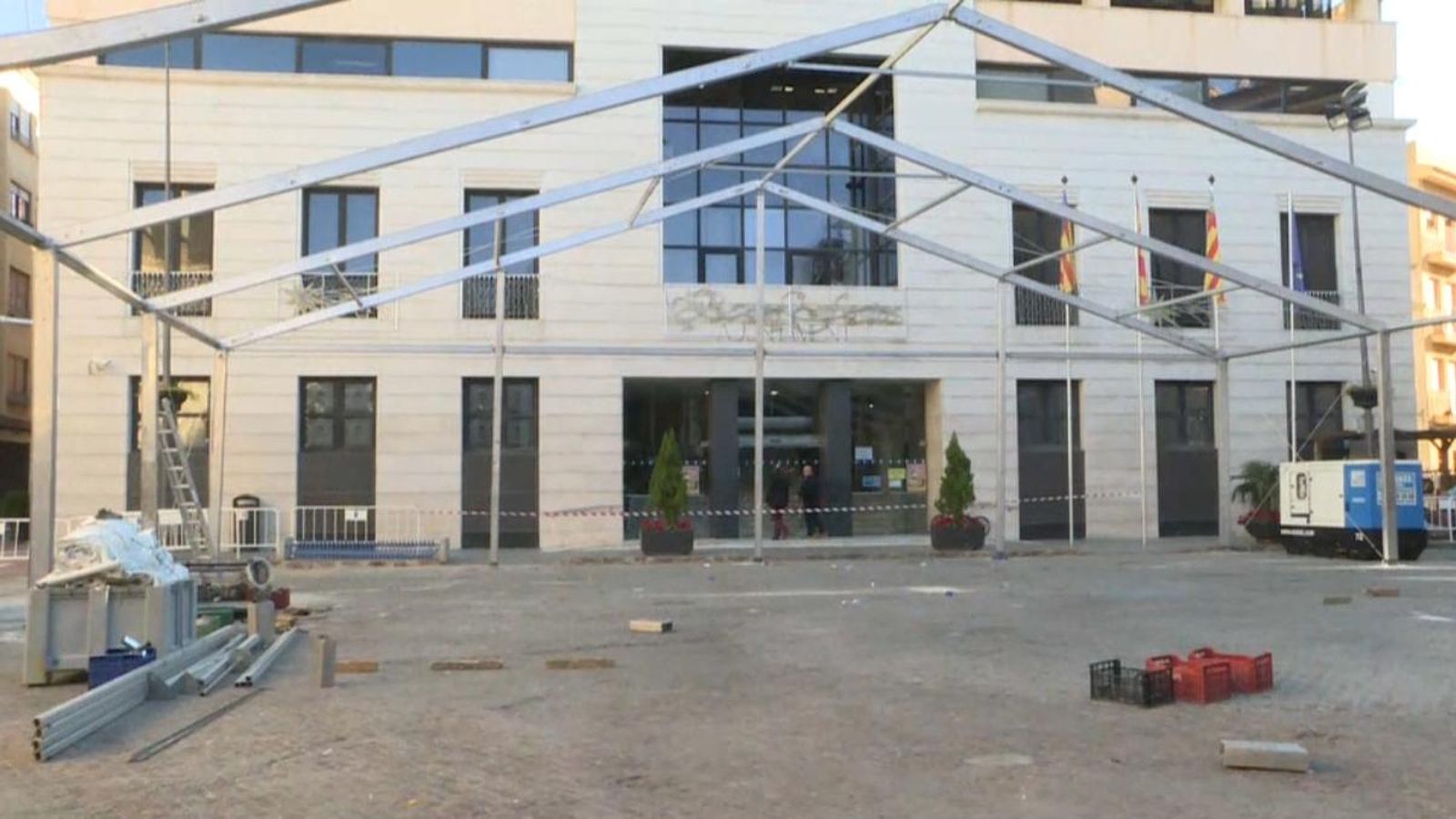 Desmuntatge de la carpa on la jove va passar part de la nit gaudint de la festa organitzada per l'Ajuntament de Borriana