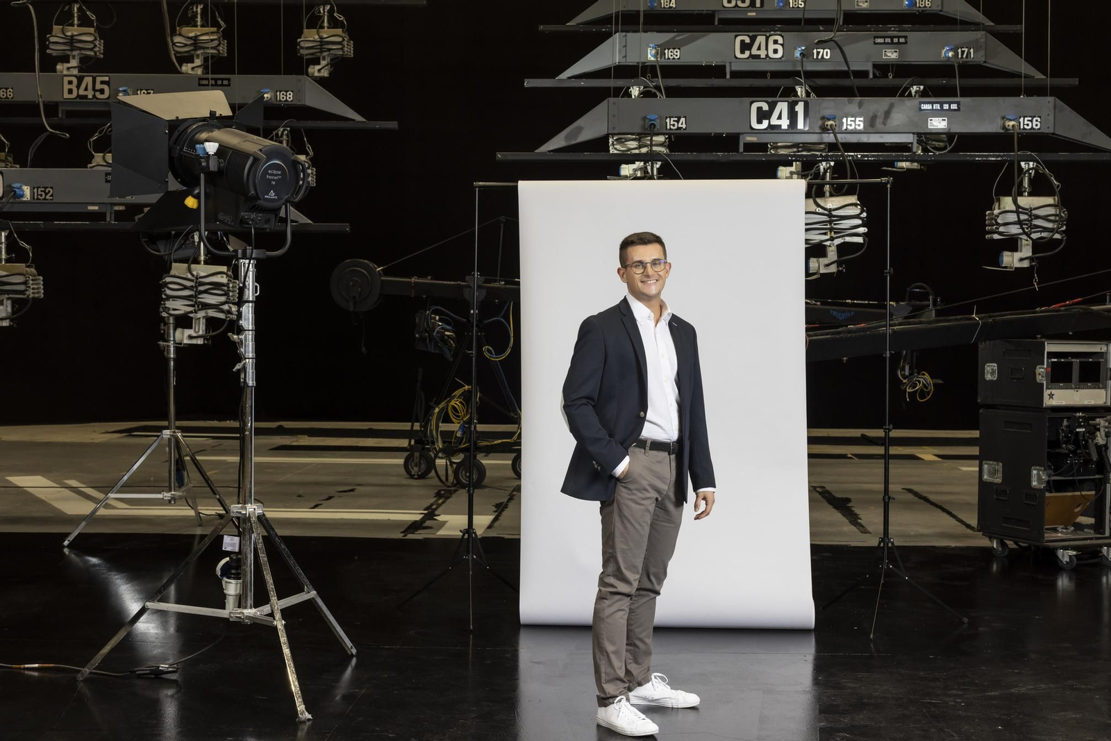 Javi Miró a una sessió fotos de presentadors de L'Oratge