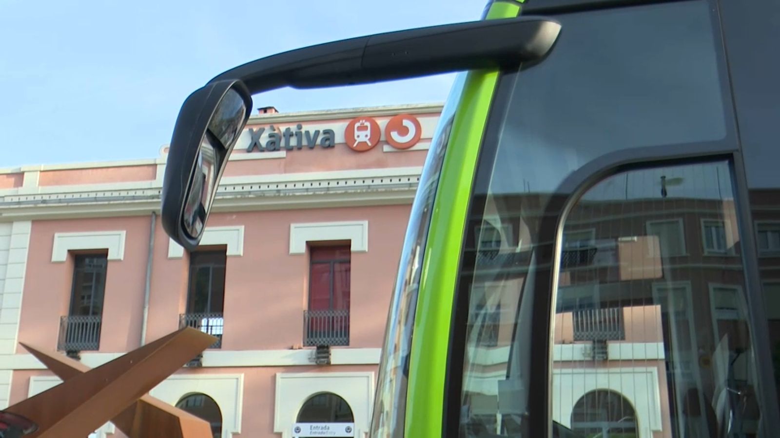 Un dels autobusos habilitats per Renfe espera passatgers davant l'estació de Xàtiva