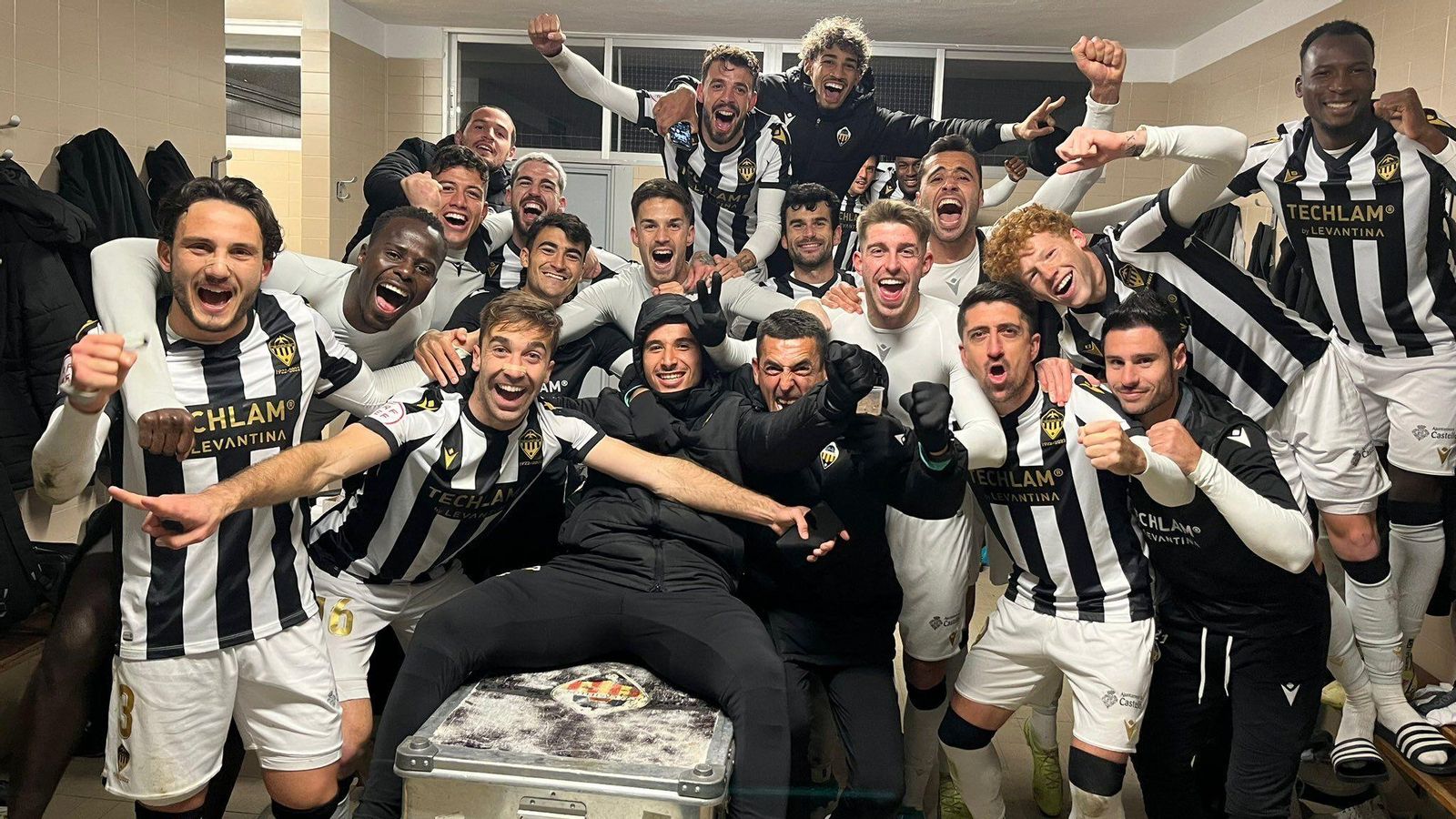 Els jugadors del Castelló celebren el triomf al vestidor
