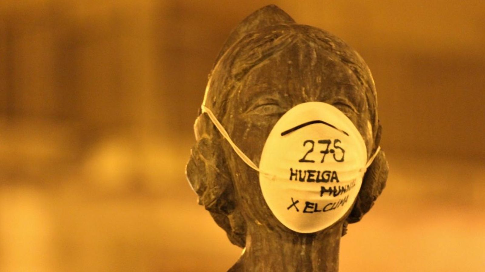 Una de les estàtues de la font de la plaça de la Mare de Déu de València