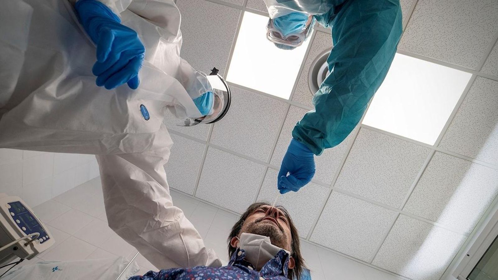 Un pacient és sotmés a una prova per a detectar la Covid-19