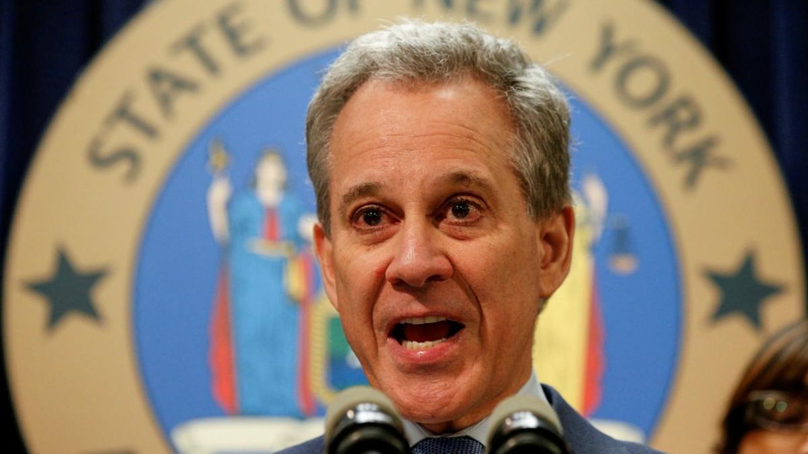 El fiscal General de Nova York en una roda de premsa sobre les denúncies presentades contra el productor de Hollywood, Harvey Weinstein. Brendan McDermid (Reuters)