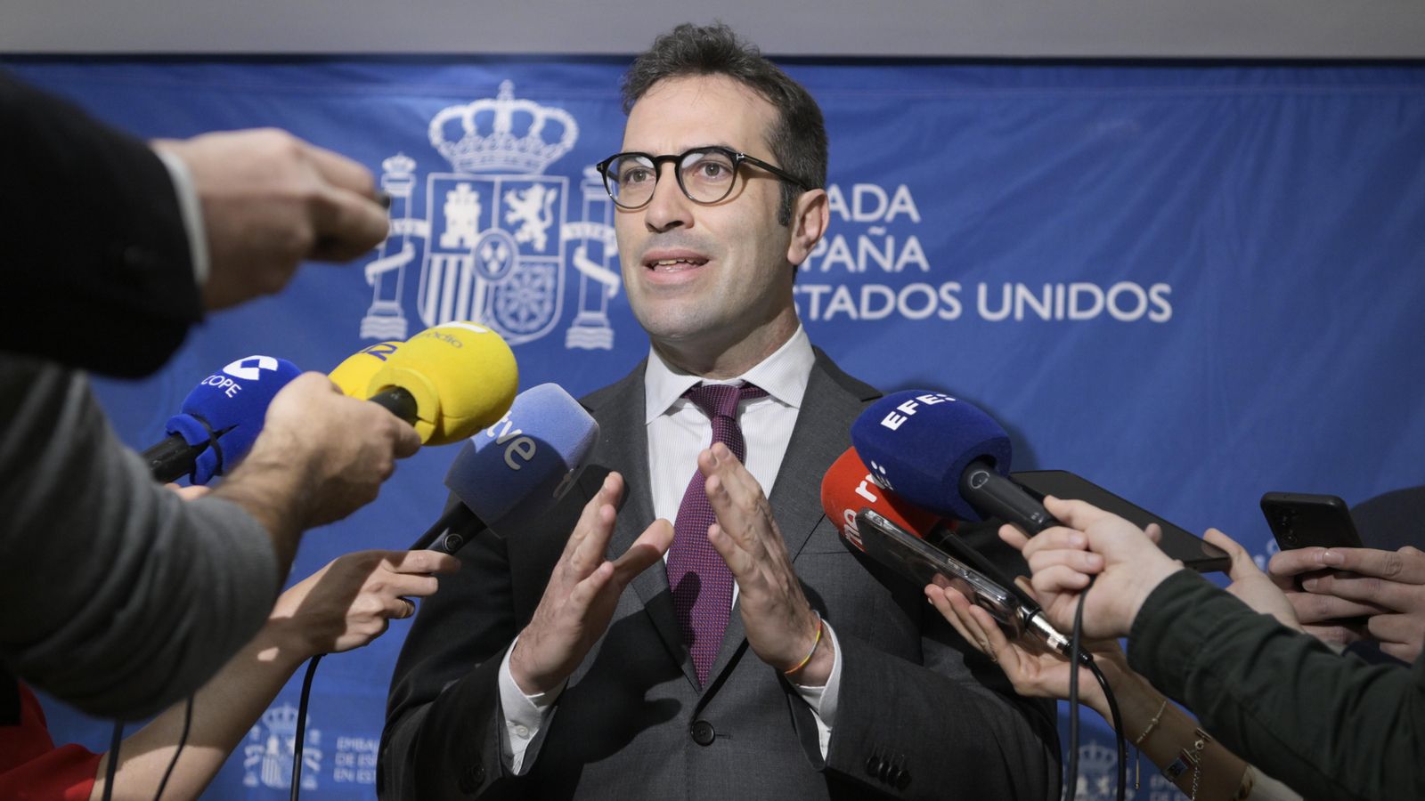 El Ministre d'Economia d'Espanya, Carlos Cuerpo, en la seu de l'Ambaixada d'Espanya a Washington (els Estats Units)
