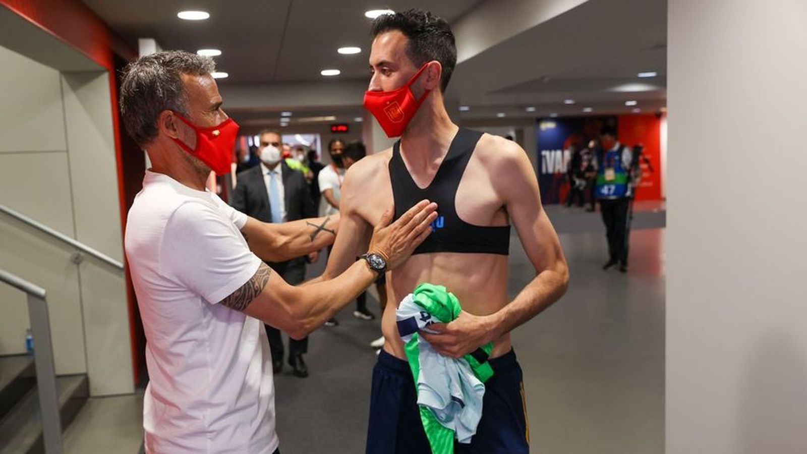 Luis Enrique saluda Busquets després del partit contra Portugal