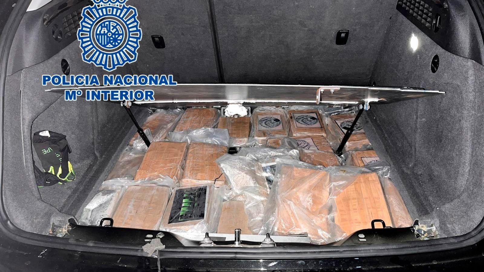 Compartiment ocult del vehicle on els detinguts transportaven la droga Compartiment ocult del vehicle on els detinguts transportaven la droga