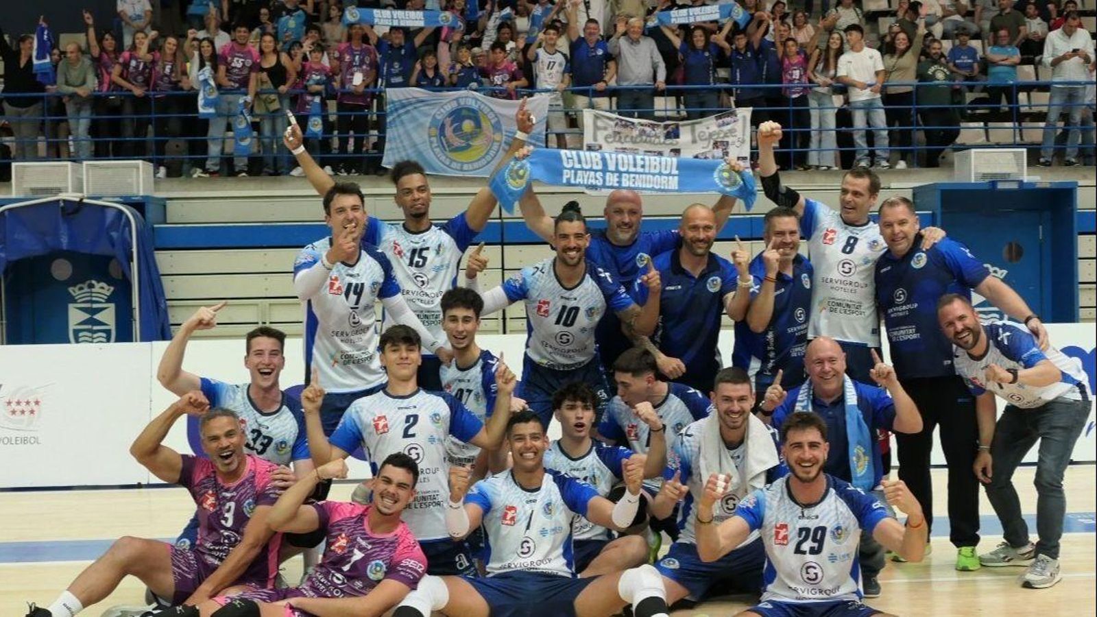 Els jugadors del Platges de Benidorm celebren l'ascens