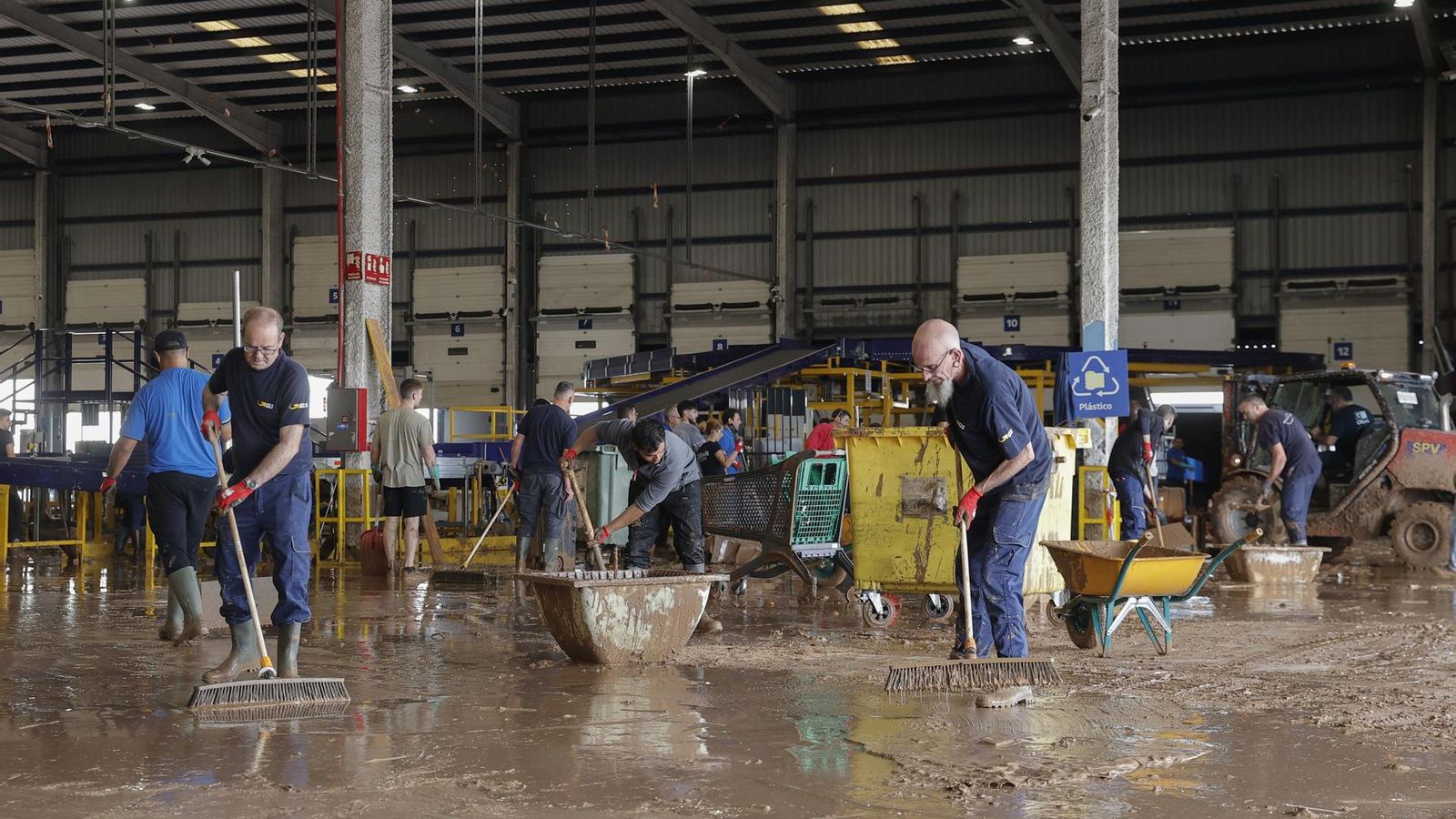 Treballadors d'una empresa de logística netegen l'interior d'una nau en el polígon industrial de Riba-roja de Túria (Camp de Túria)