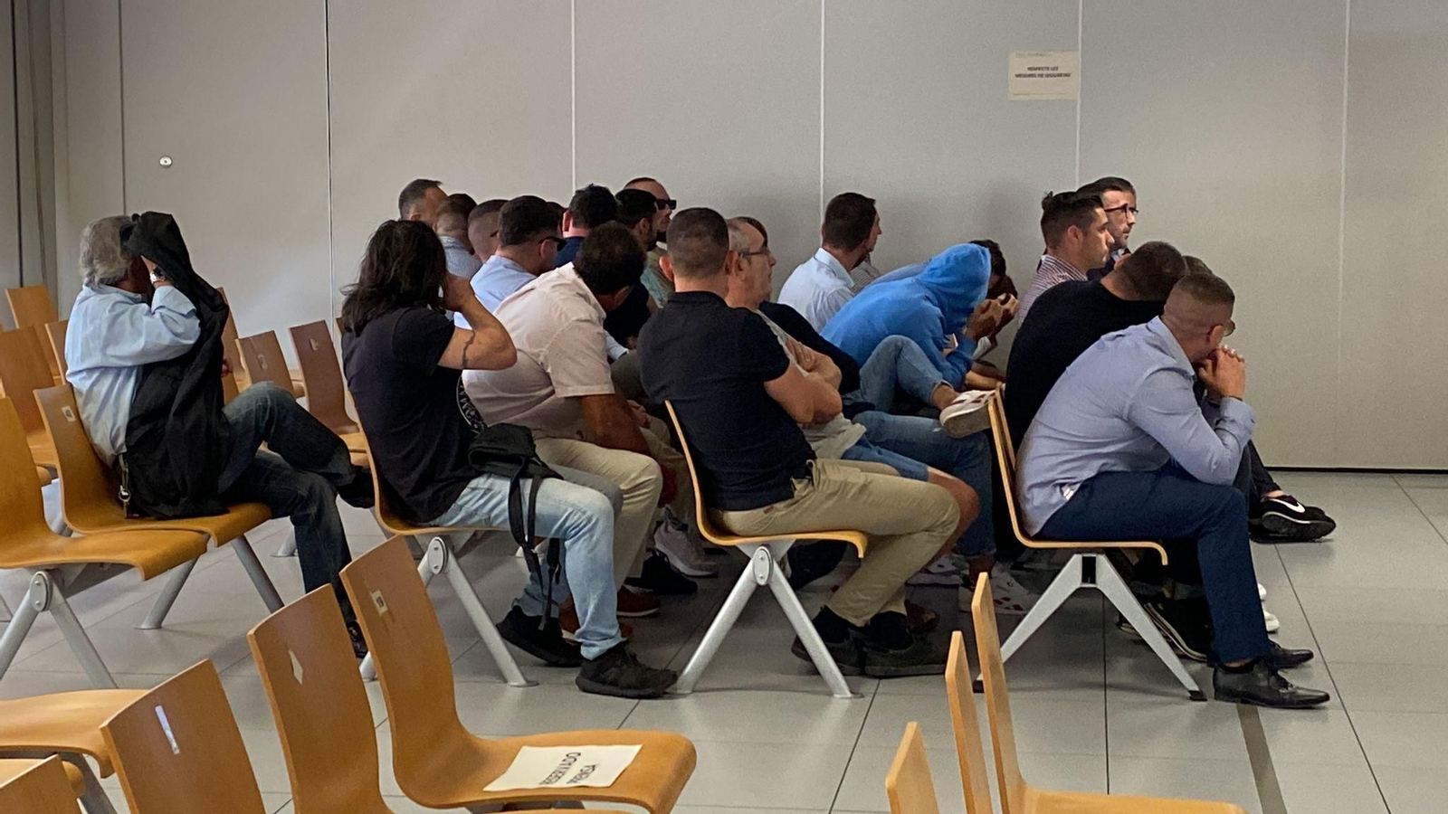 Els investigats, a la banqueta dels acusats, oculten el rostre als mitjans de comunicació