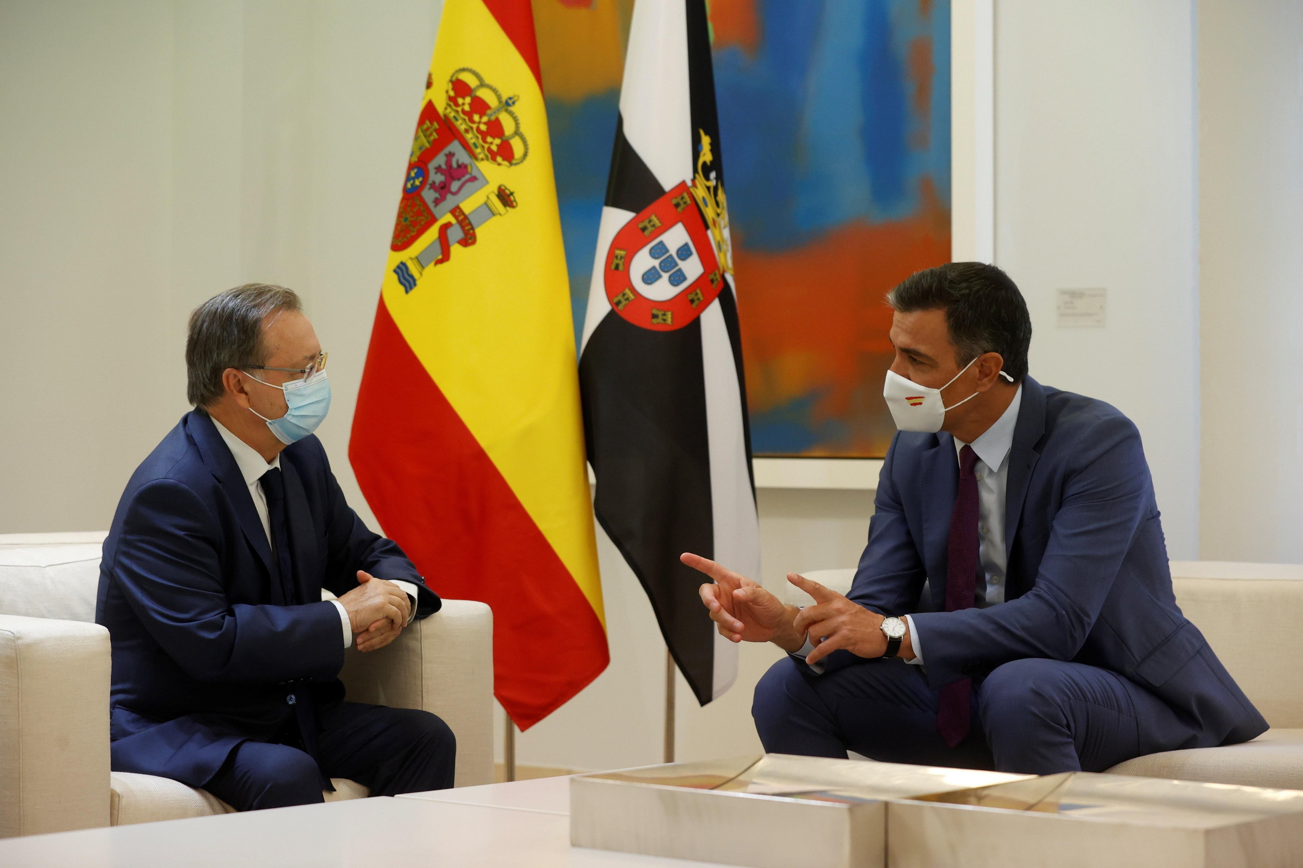 Pedro Sánchez, durant la reunió que ha mantingut a la Moncloa amb el president de Ceuta, Juan Jesús Vivas Pedro Sánchez, durant la reunió que ha mantingut a la Moncloa amb el president de Ceuta, Juan Jesús Vivas