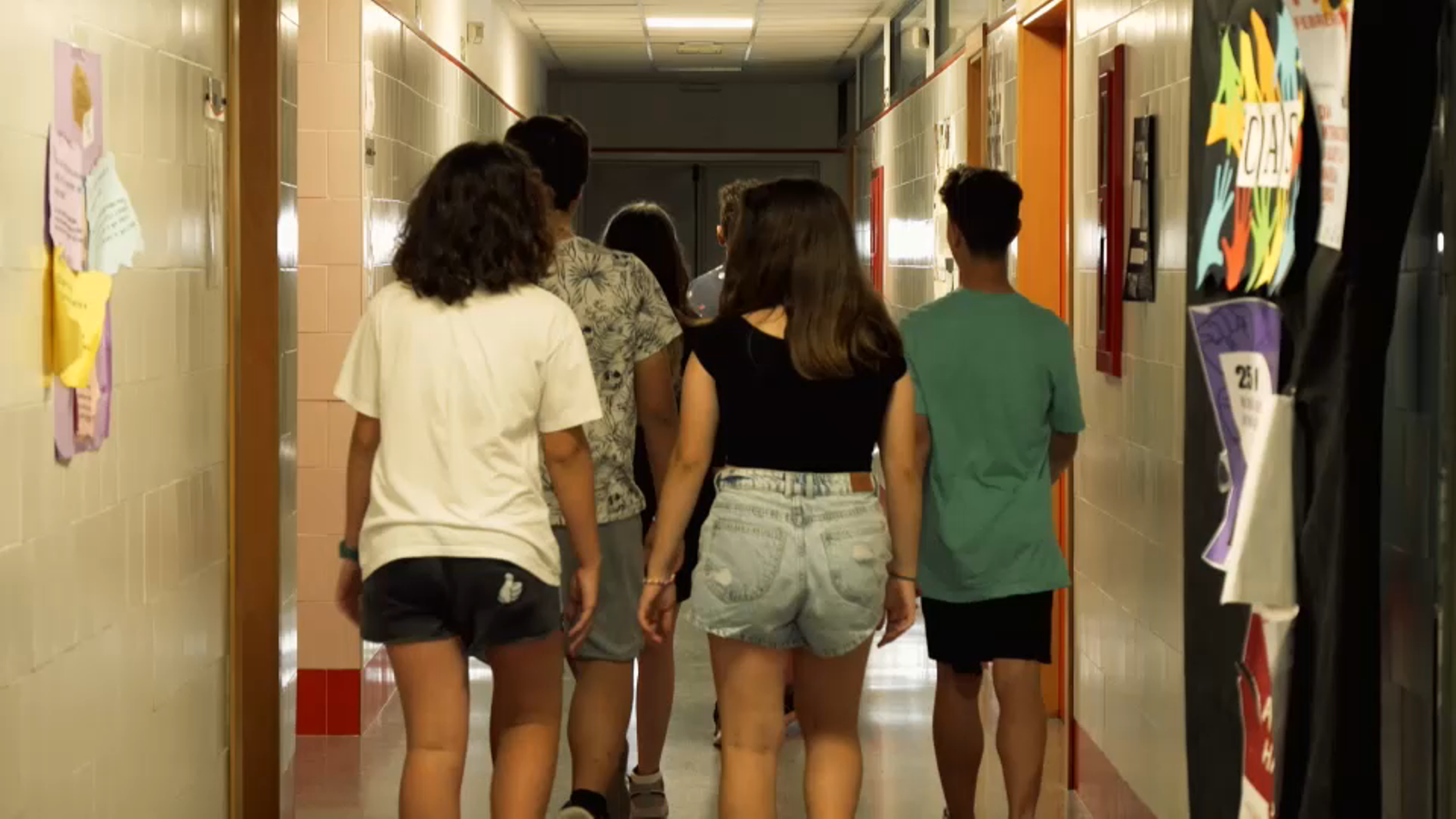 Adolescents al corredor d'un col.legi