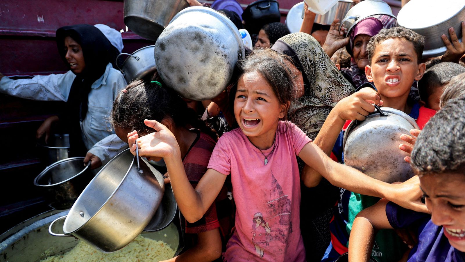 Xiquets i xiquetes ploren a Gaza amb cassoles buides en la mà
