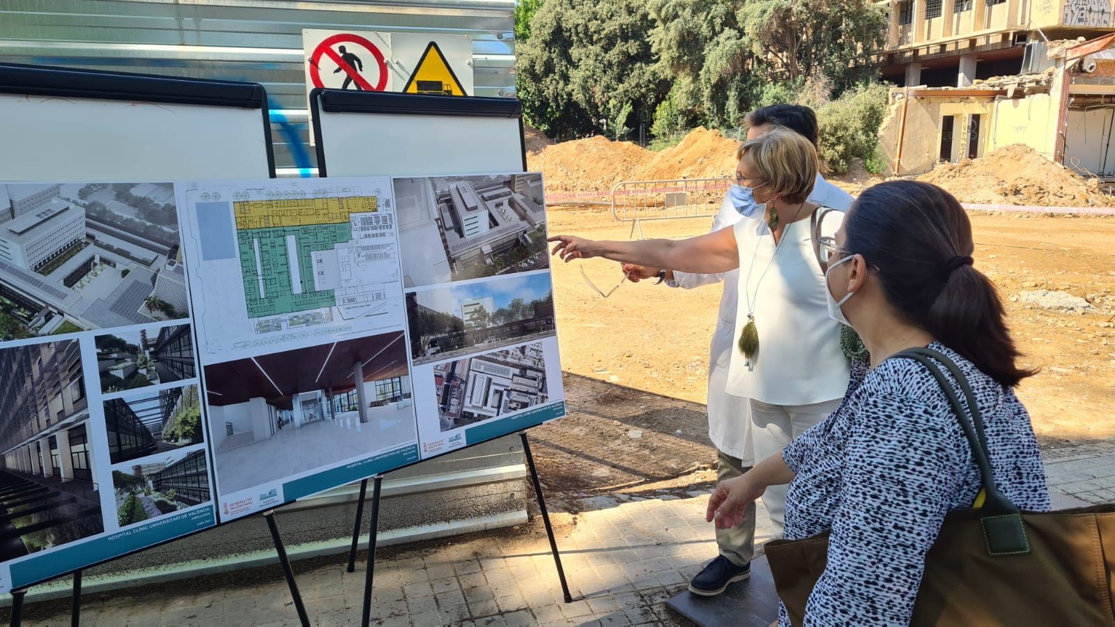 La consellera de Sanitat visitant les obres de l'hospital Clínic a València