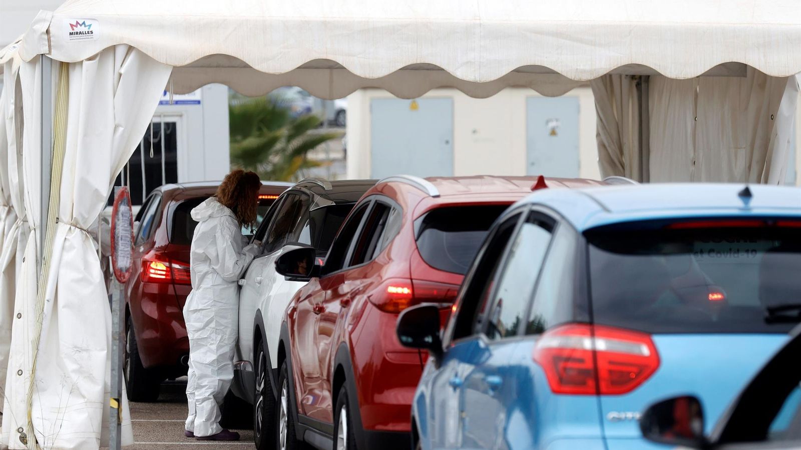 Llargues cues al Parc Tecnològic de Paterna per a realitzar-se una prova PCR, dijous passat