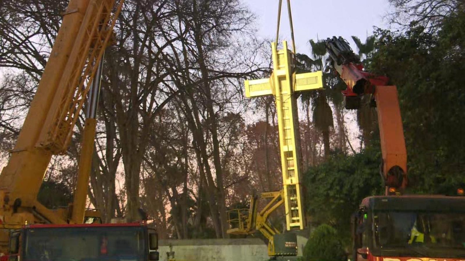 Moment en què es retira el monument del parc Ribalta de Castelló de la Plana