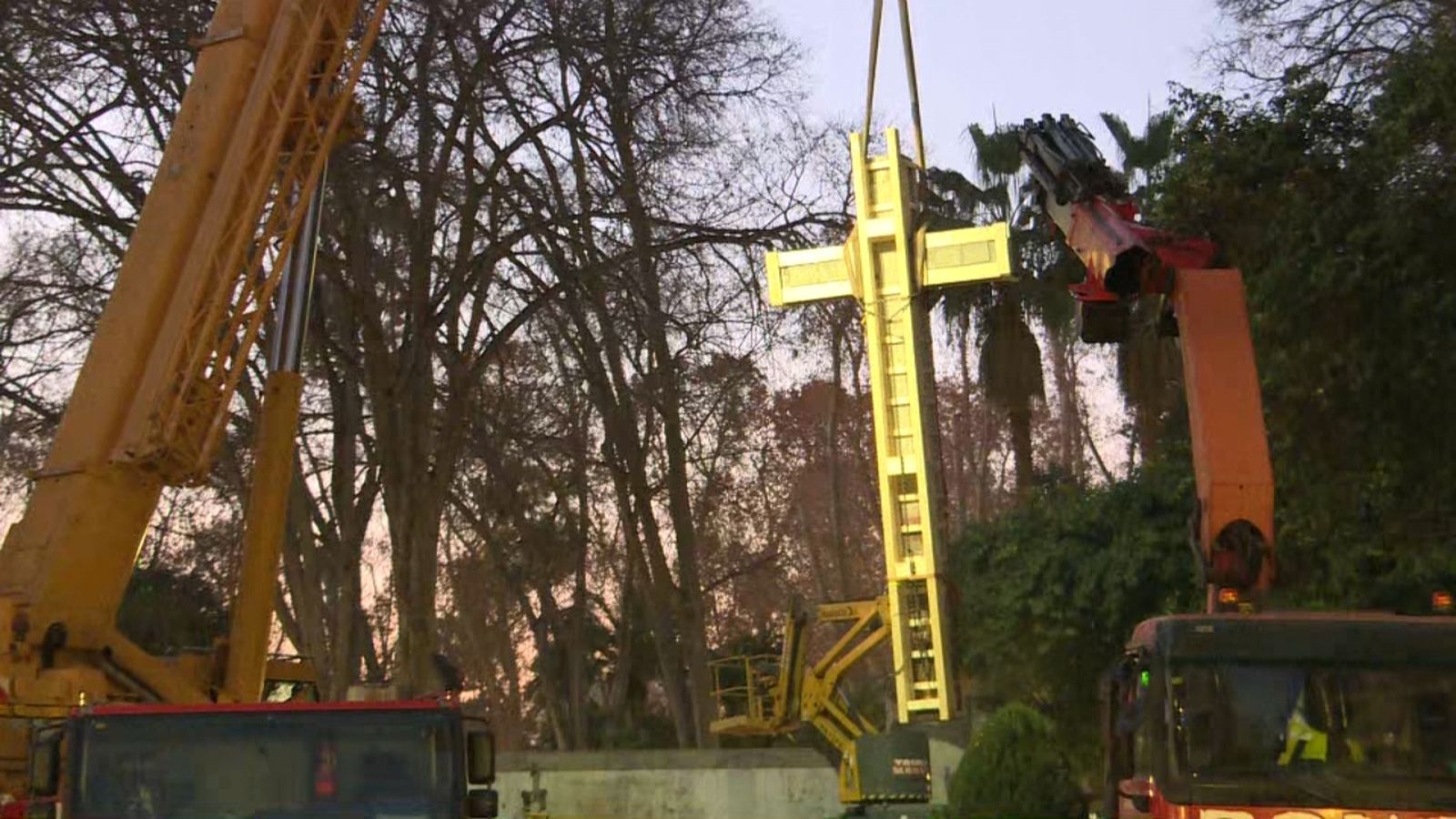 Moment en què es retira el monument del parc Ribalta de Castelló de la Plana