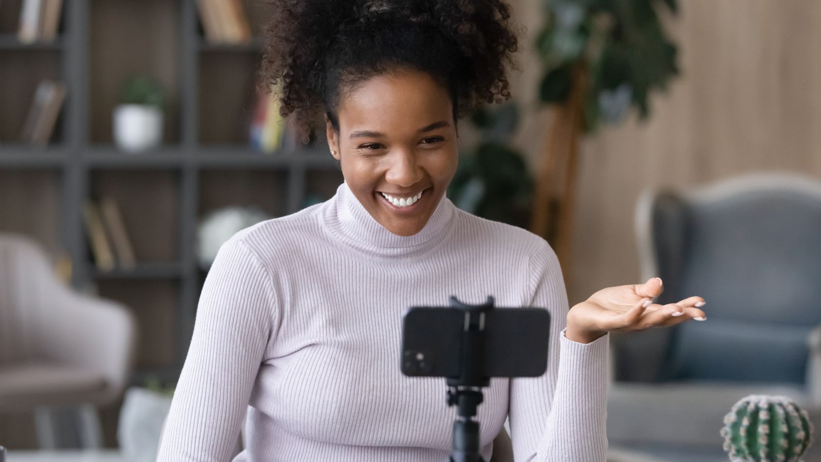 Imatge d'una influenciadora que es grava amb el mòbil