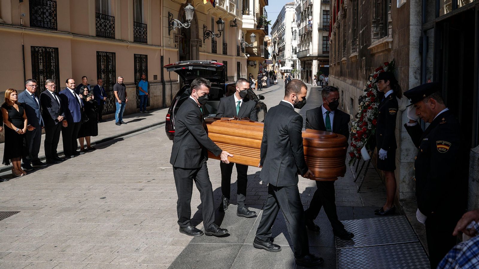 El fèretre de Santiago Grisolía arriba al Palau de la Generalitat, on l'han rebut autoritats polítiques i integrants del Consell Valencià de Cultura