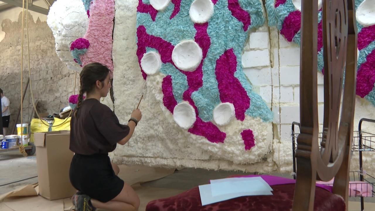 Una dona prepara una de les carrosses per a l'Anunci del 55é Sexenni de Morella