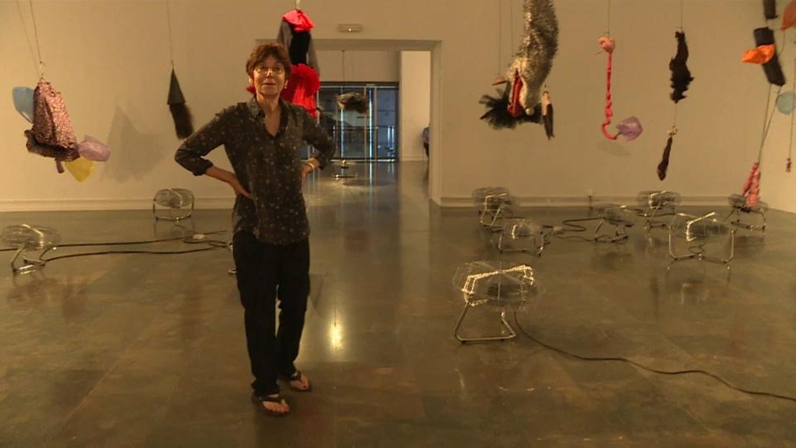 Annette Messager revisa la instal·lació de l'obra