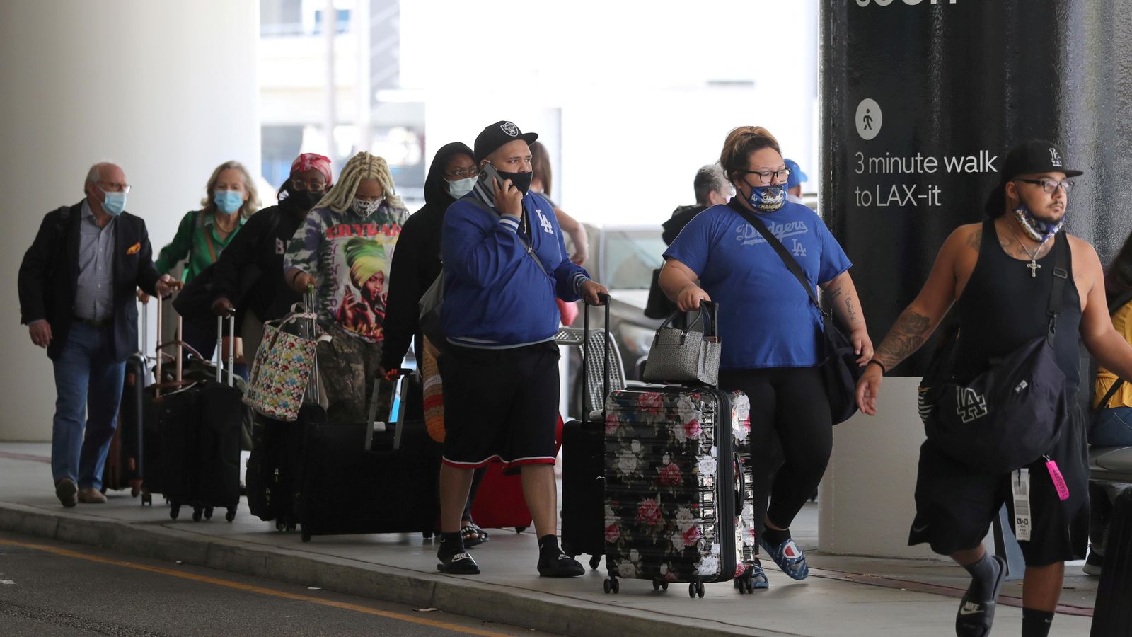 Diversos passatgers fan cua en l’aeroport de Los Ángeles