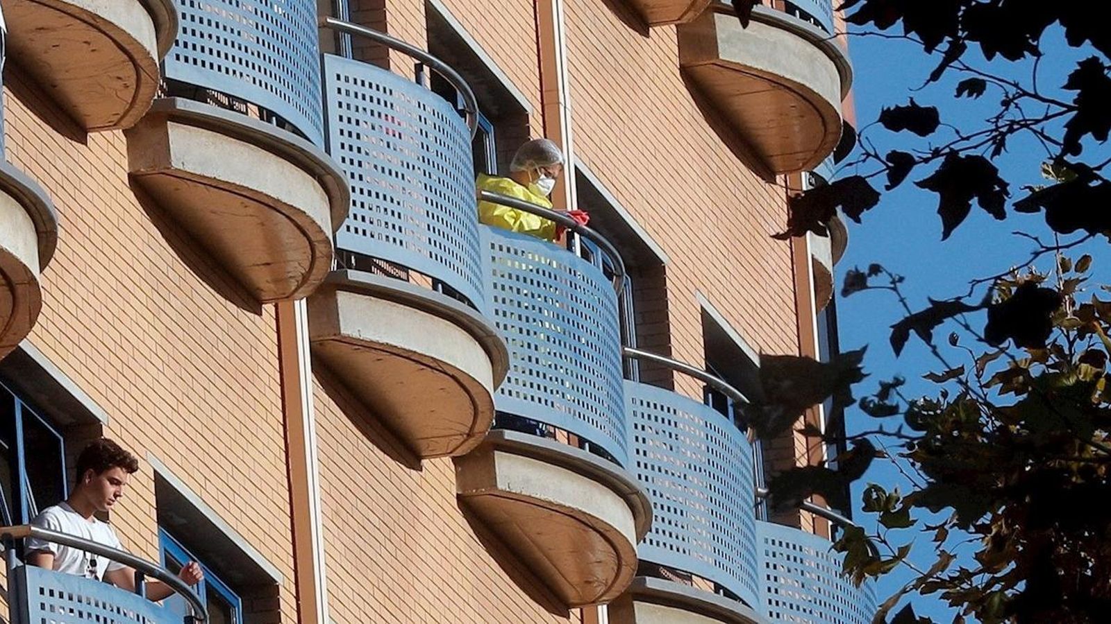 Personal de neteja en un dels balcons del col·legi major Galileo Galilei, a València