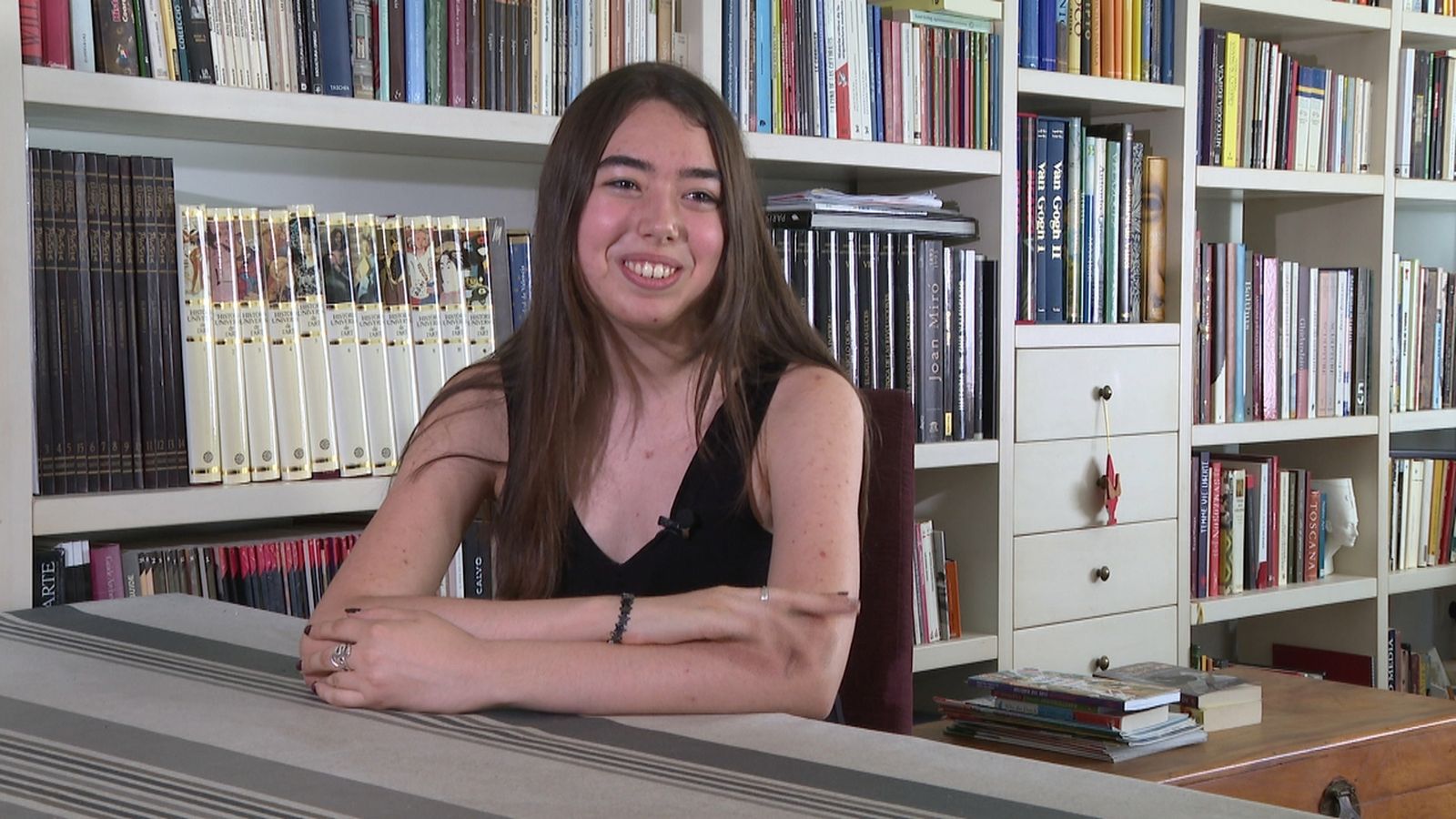 Amaia, l'alumna amb l'expedient de 14 a la biblioteca de sa casa