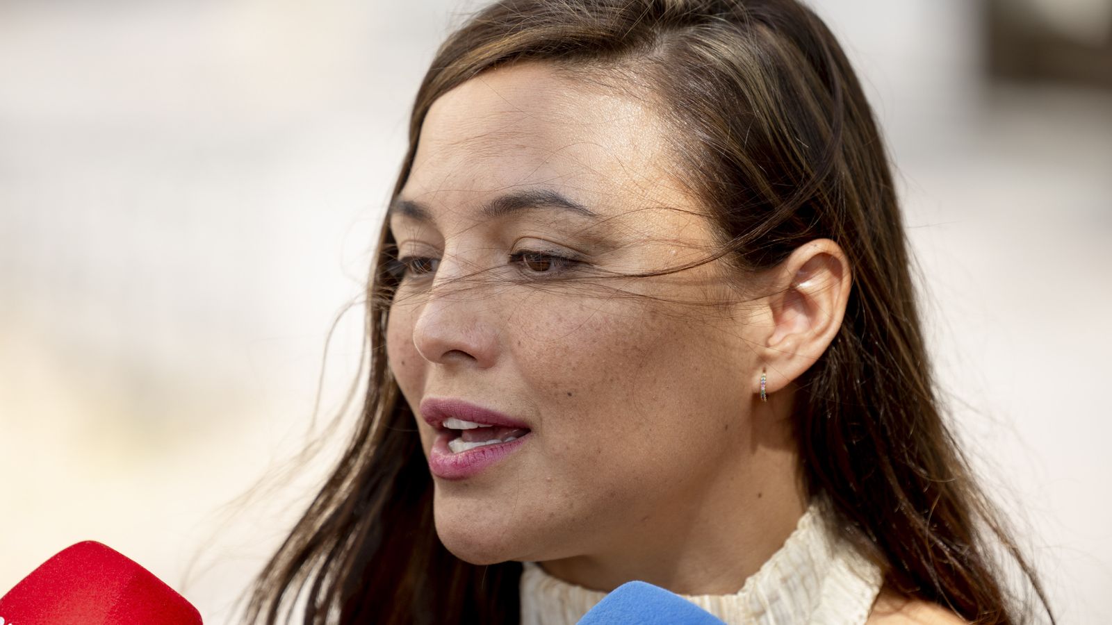 Elisa Mouliaá atén els mitjans de comunicació a l'eixida del jutjat