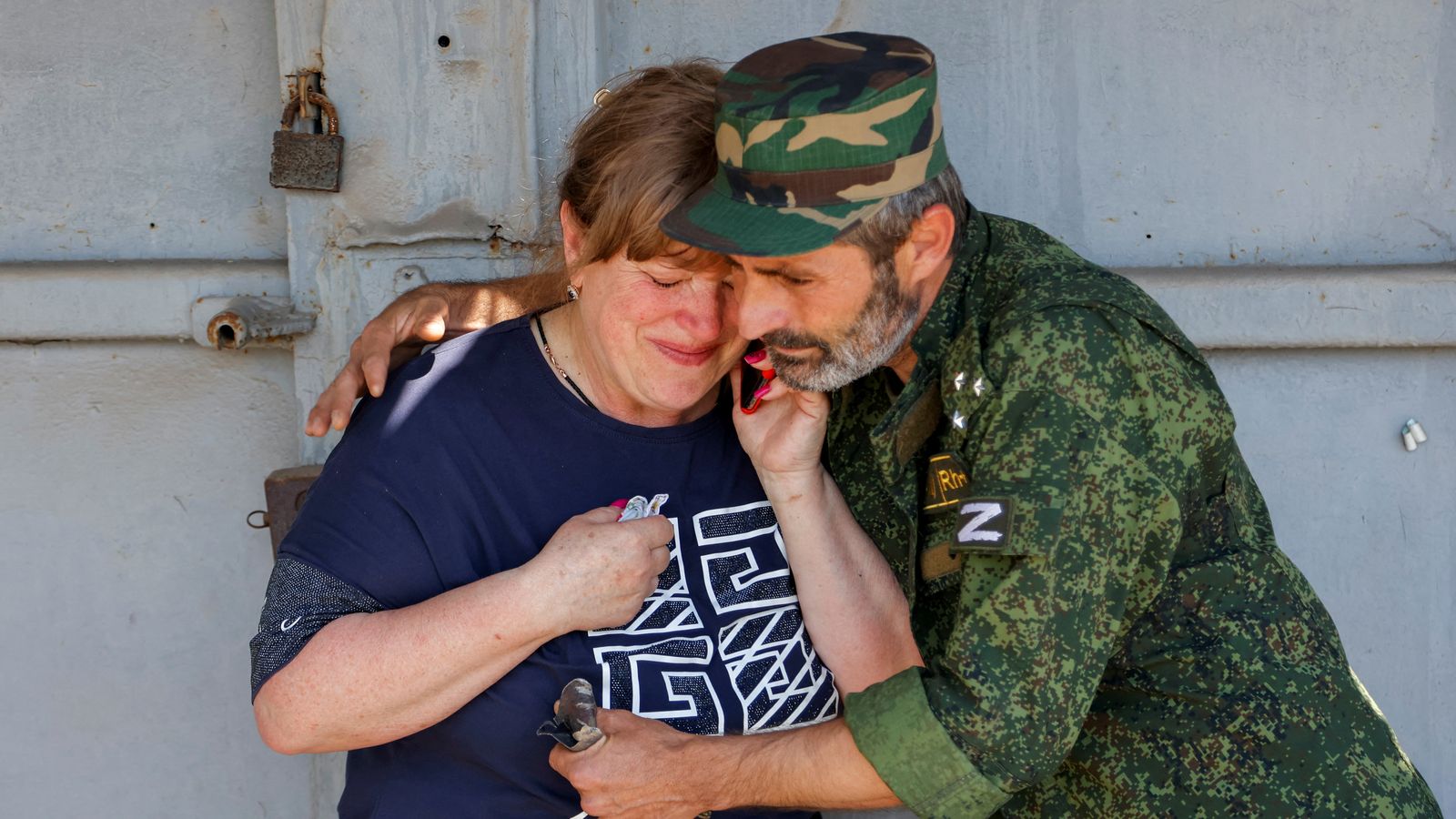 Un home consola a una dona després d'un bombardeig a Donetsk, Ucraïna