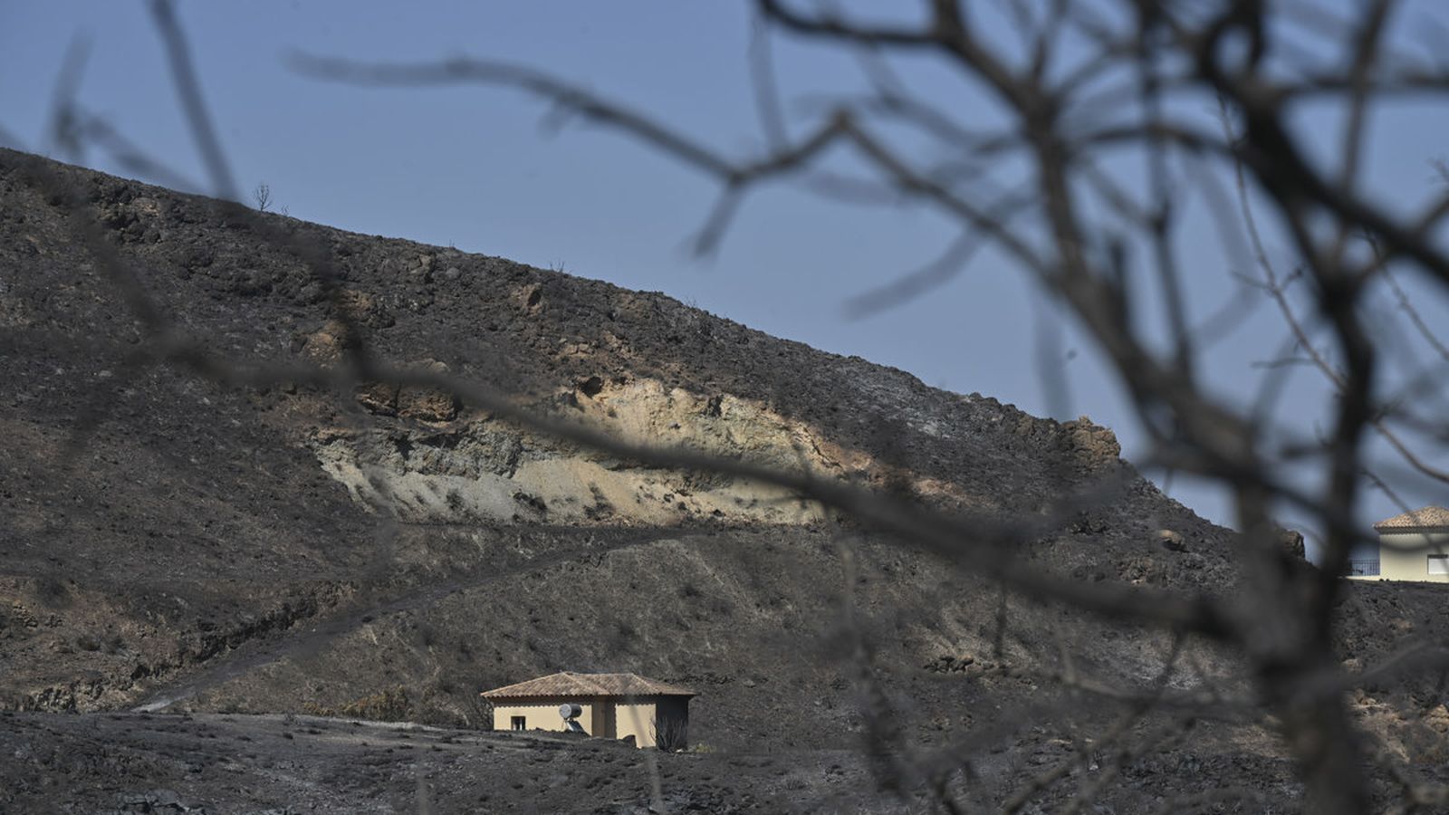 En imatge, una de les vivendes afectades pel foc