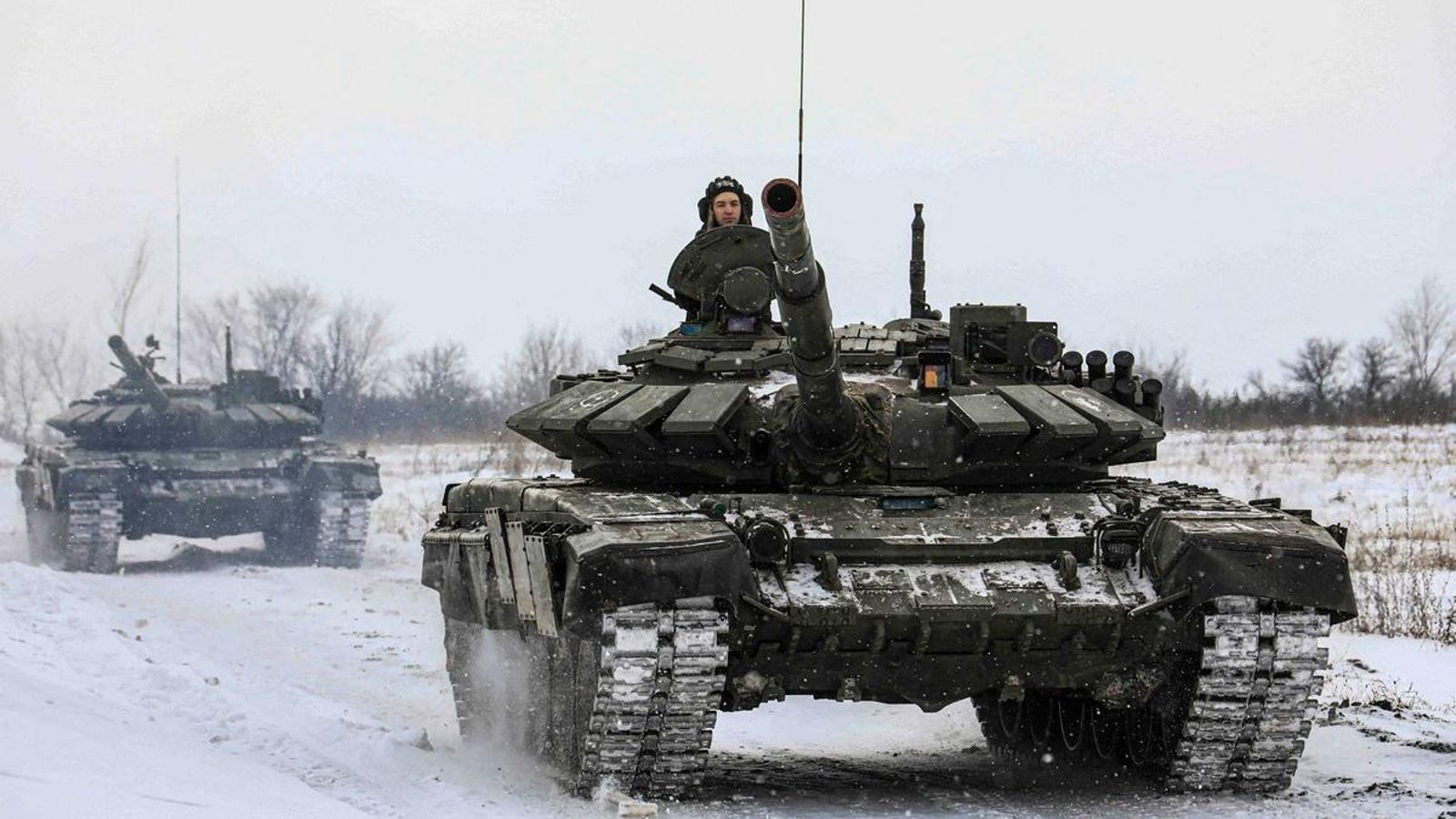 Soldats russos condueixen tancs durant exercicis militars a la regió de Leningrad, Rússia, aquest dilluns