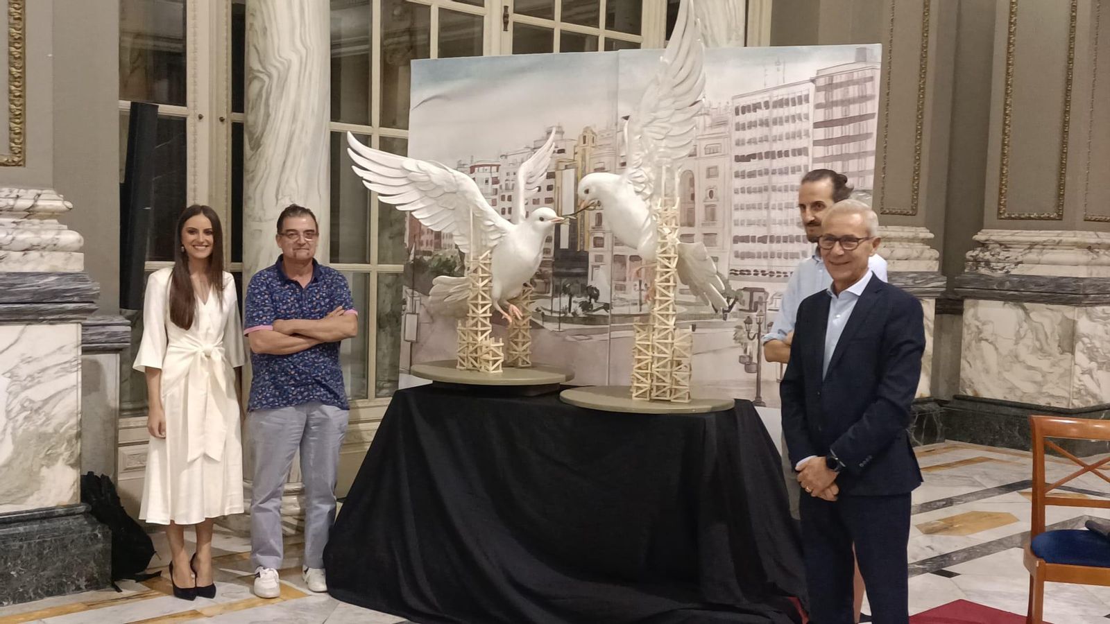 La fallera major de València, Maria Estela Arlandis, el regidor de Festes i Tradicions, Santiago Ballester, el dissenyador Escif i l'artista faller Pere Baenas, amb la maqueta de la falla municipal