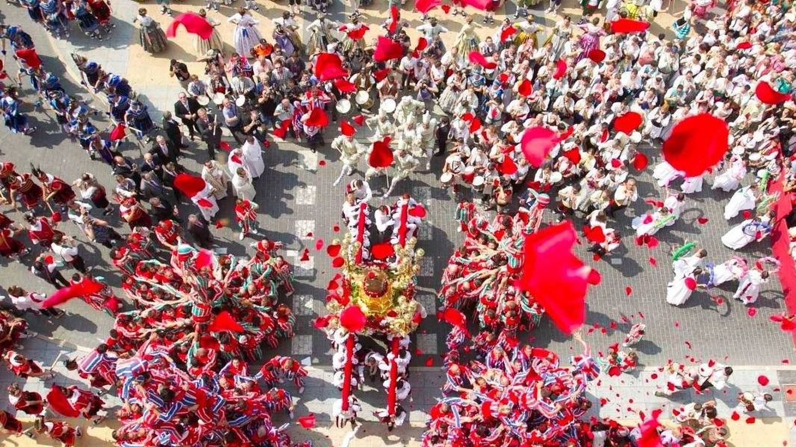 Tots els elements que componen la procesò reunits a la plaça Major