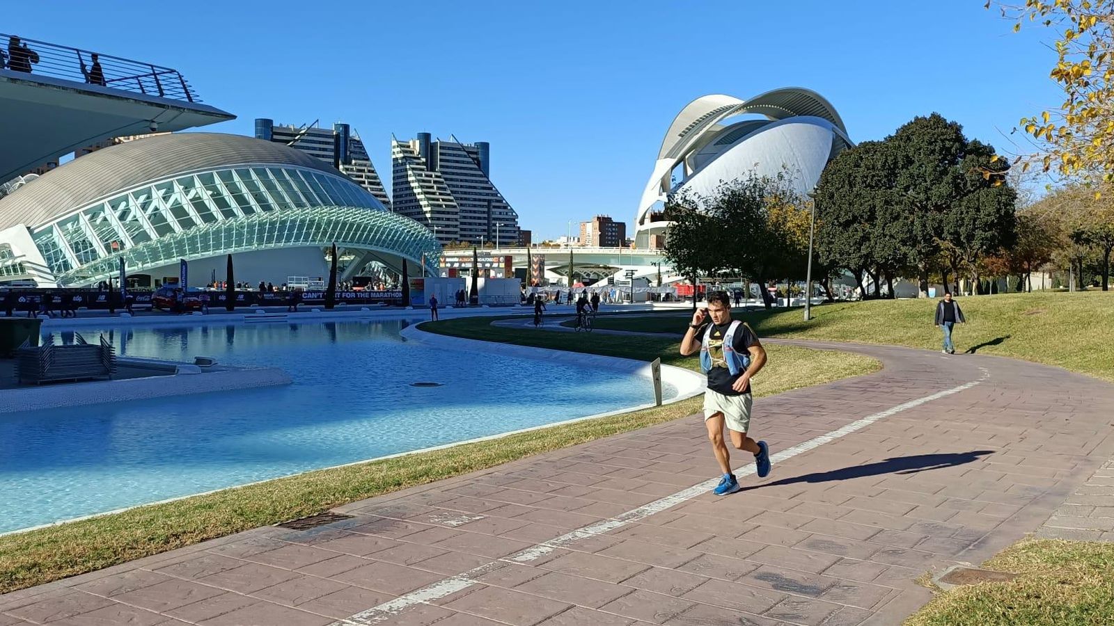 Un corredor fa esport a la Ciutat de les Arts i de les Ciències de València