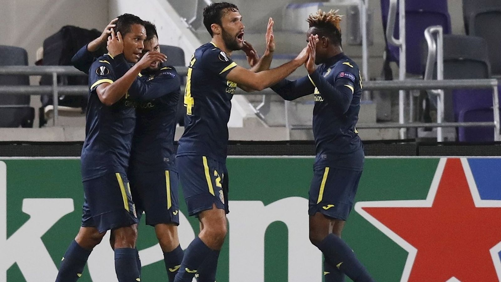 Els jugadors groguets celebren el gol de Baena