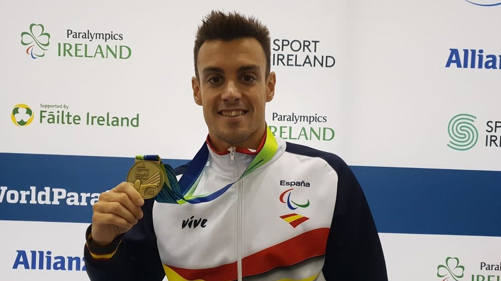 José Antonio Marín llueix la seua medalla de bronze.