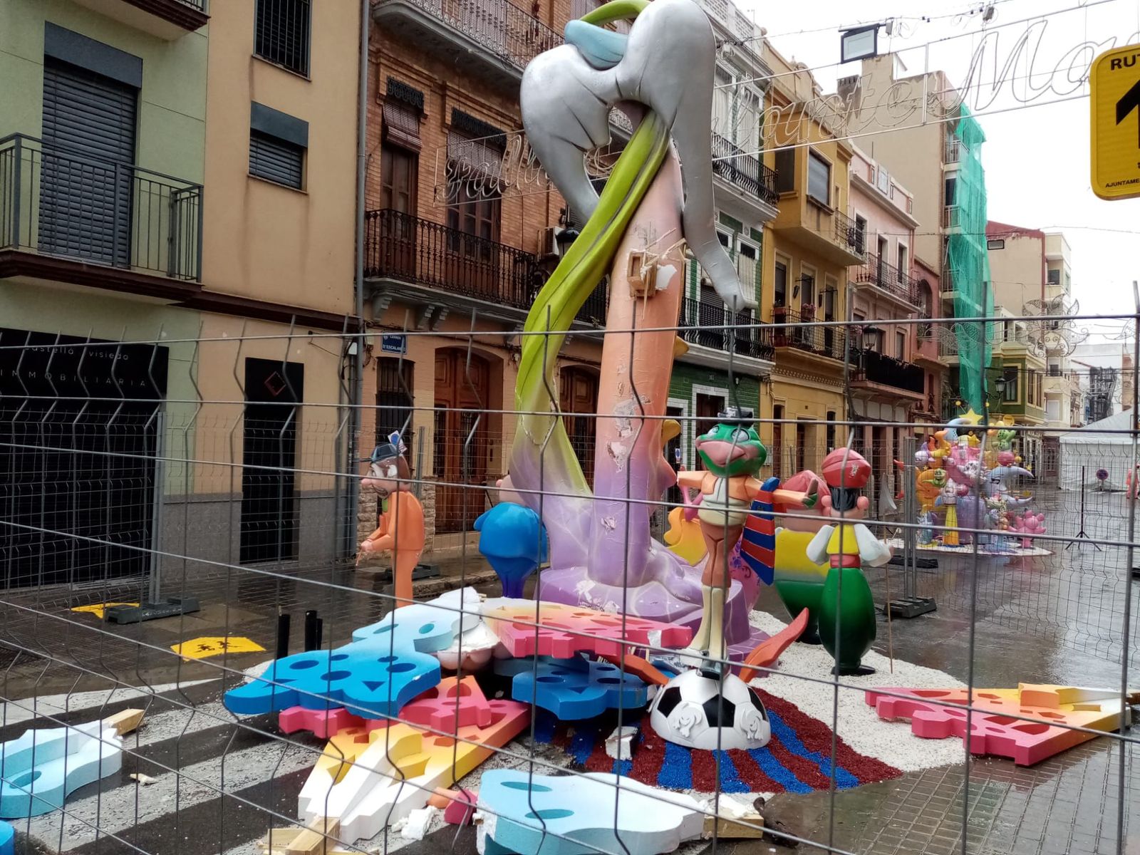 Falla de la comissió Escalante-Marina, de l'artista Pedro Espadero Colmenar, en terra a causa del temporal