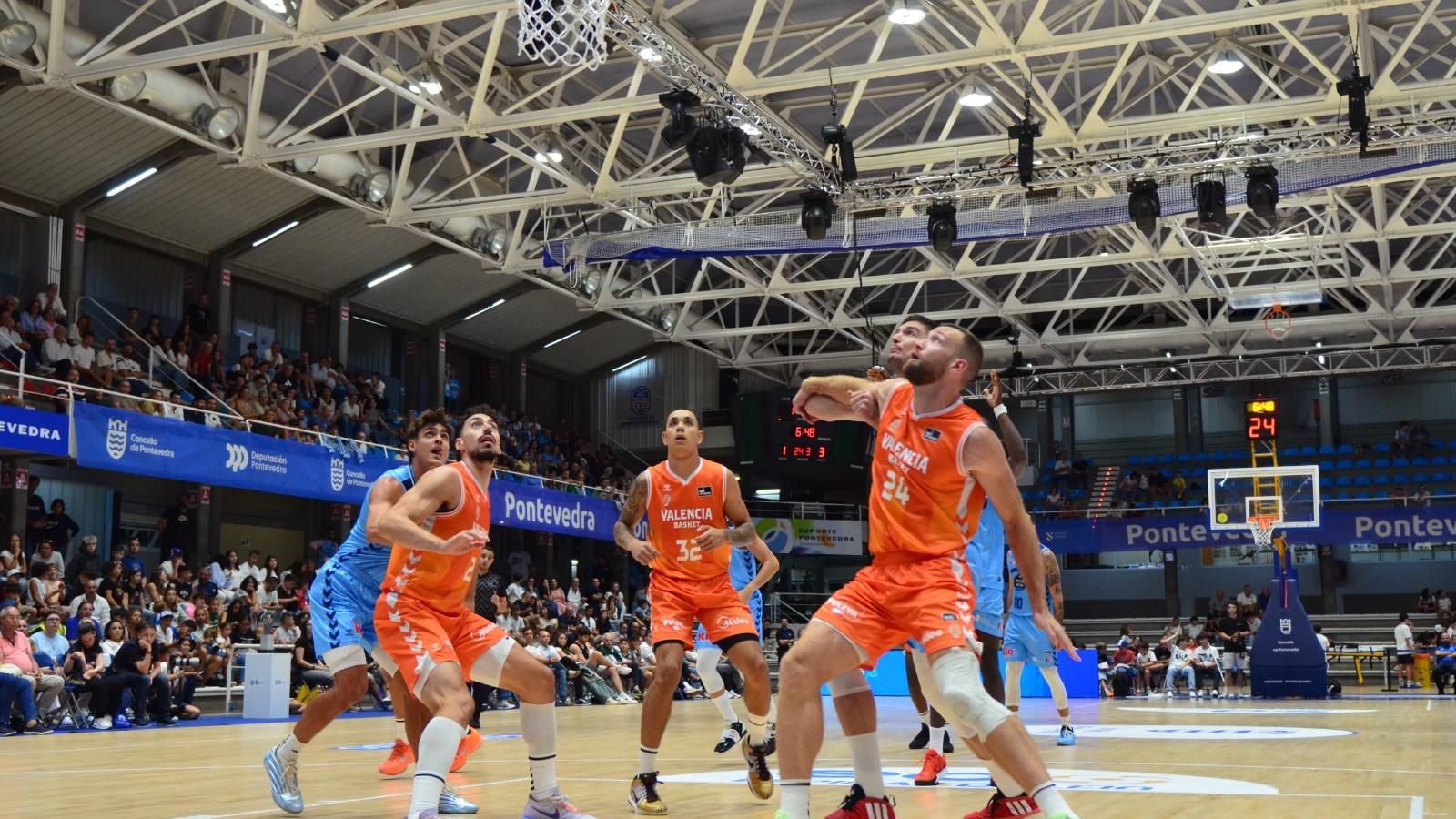 Jugadors del València Basket i del Breogán esperen un rebot Jugadors del València Basket i del Breogán esperen un rebot