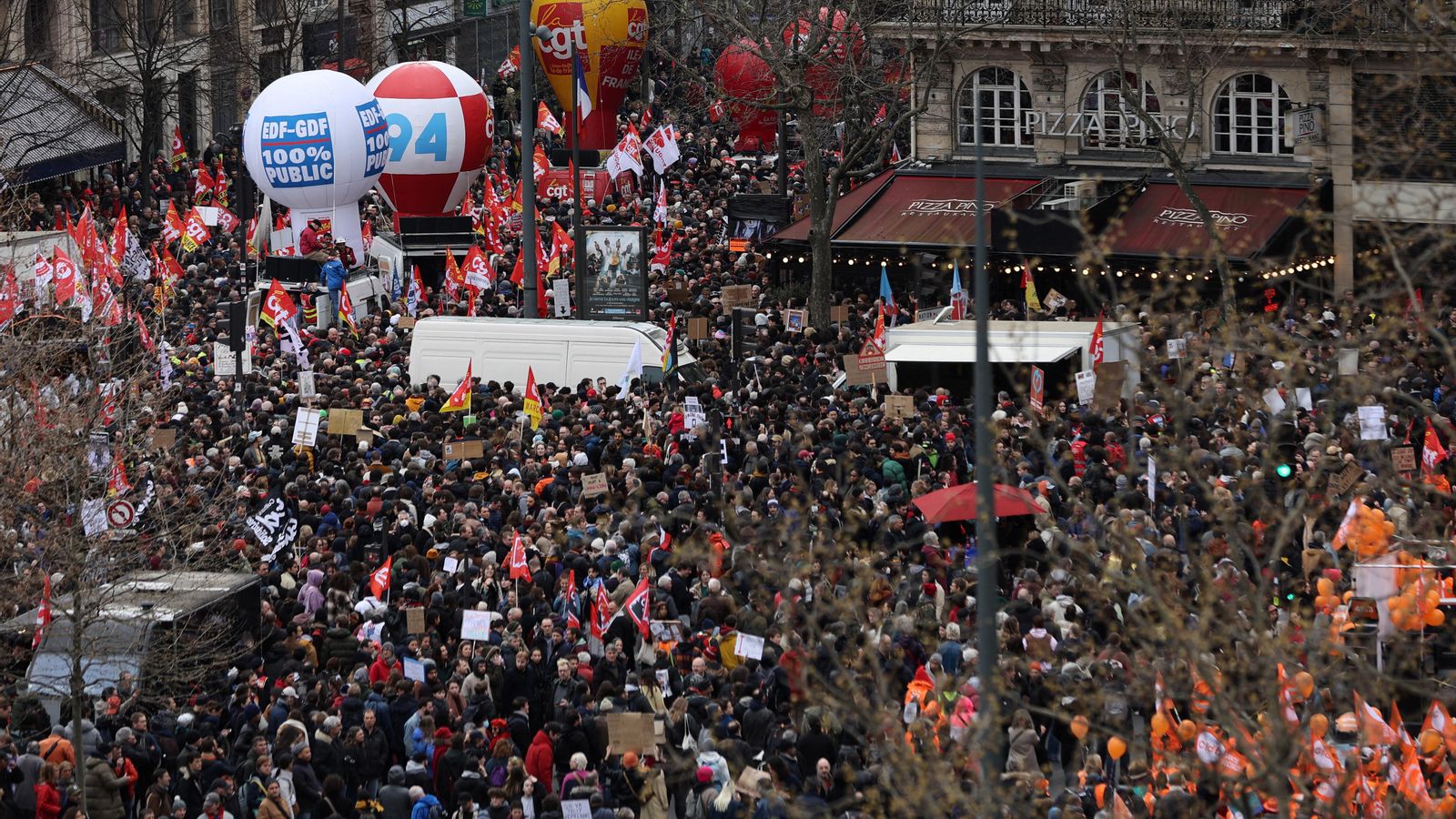 Manifestants reunits a la plaça de la República de París en el desé dia de protestes contra la reforma de les pensions de Macron