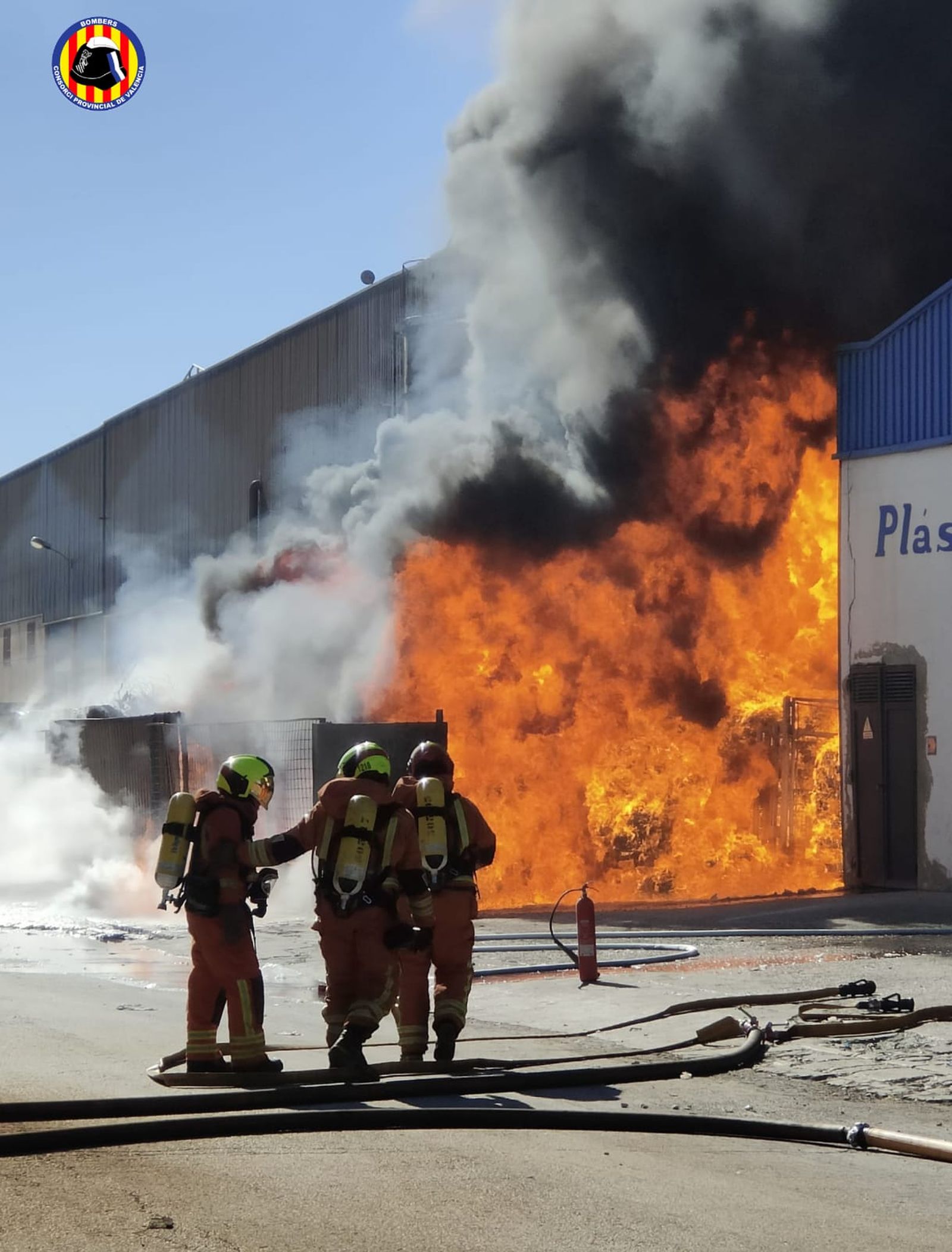 L'empresa de la nau incendiada pertany al sector del plàstic